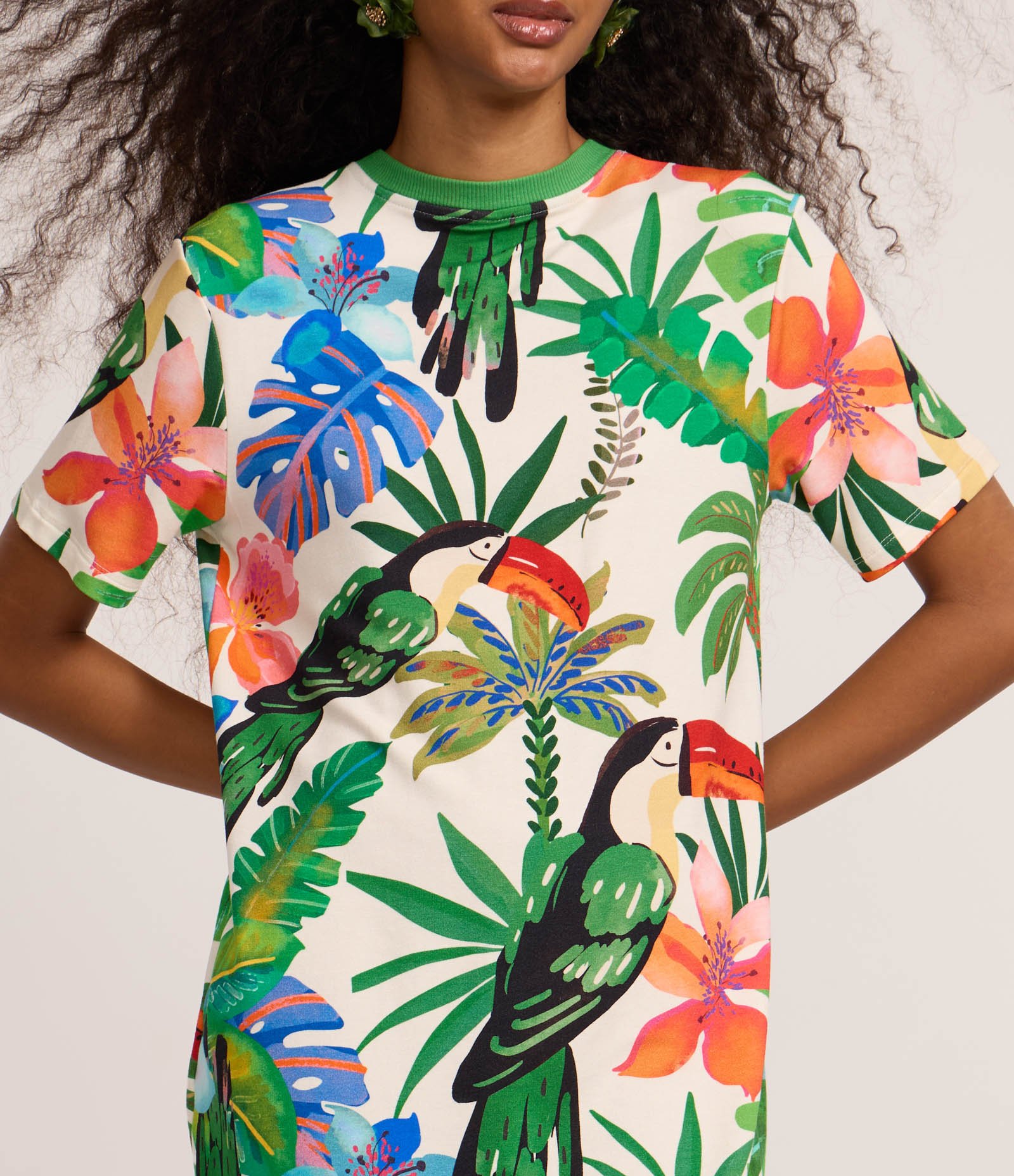 Vestido T-shirt em Viscose com Estampa de Tucano Branco/Verde/Azul 3