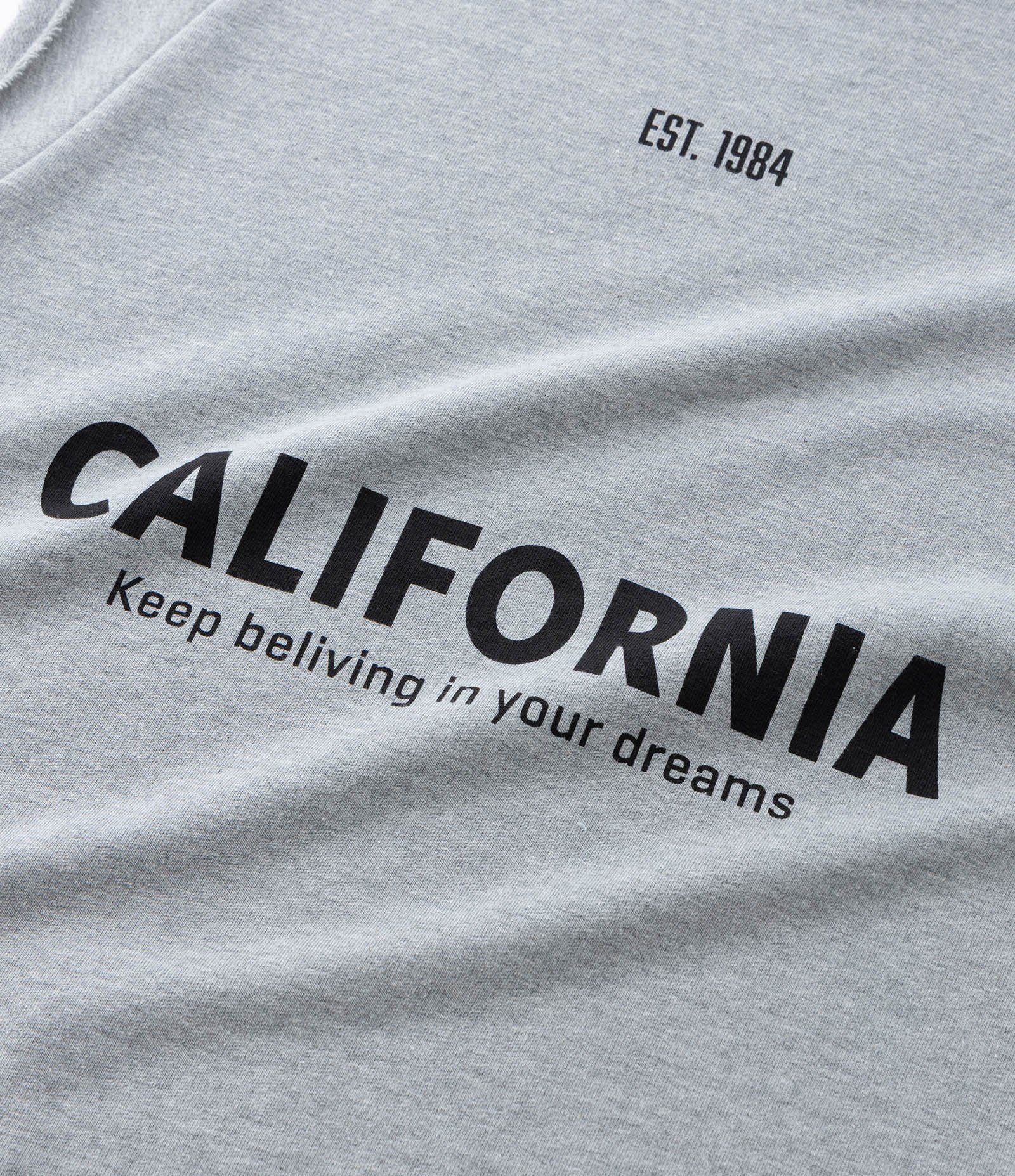 Regata Boxy em Moletinho com Estampa Lettering California Cinza 8