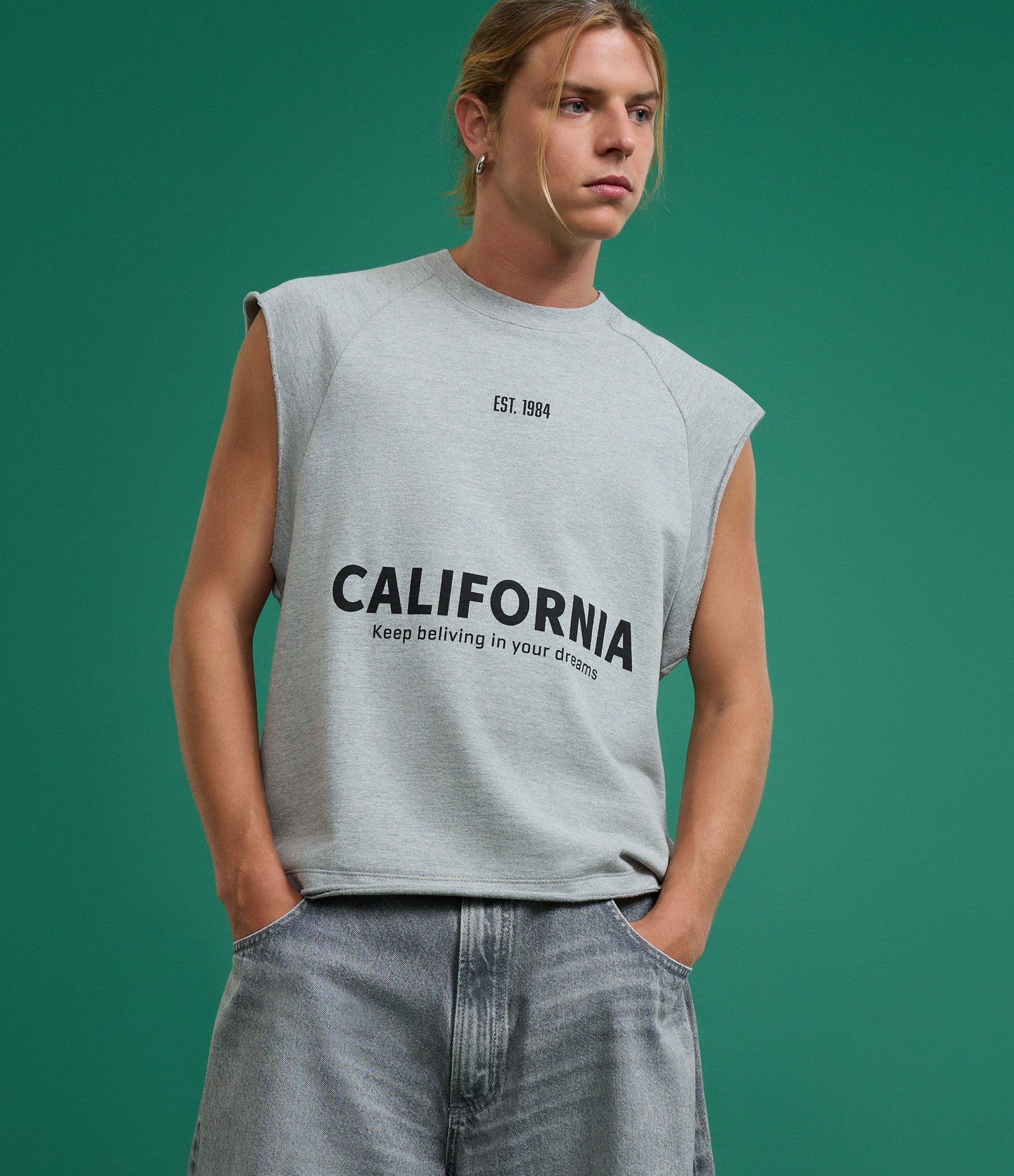 Regata Boxy em Moletinho com Estampa Lettering California Cinza 1