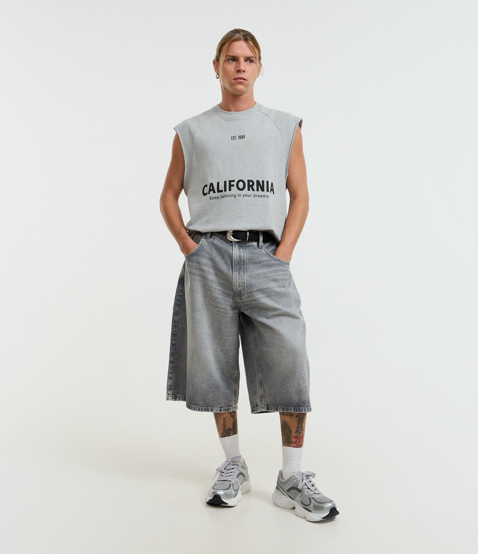 Regata Boxy em Moletinho com Estampa Lettering California Cinza 2