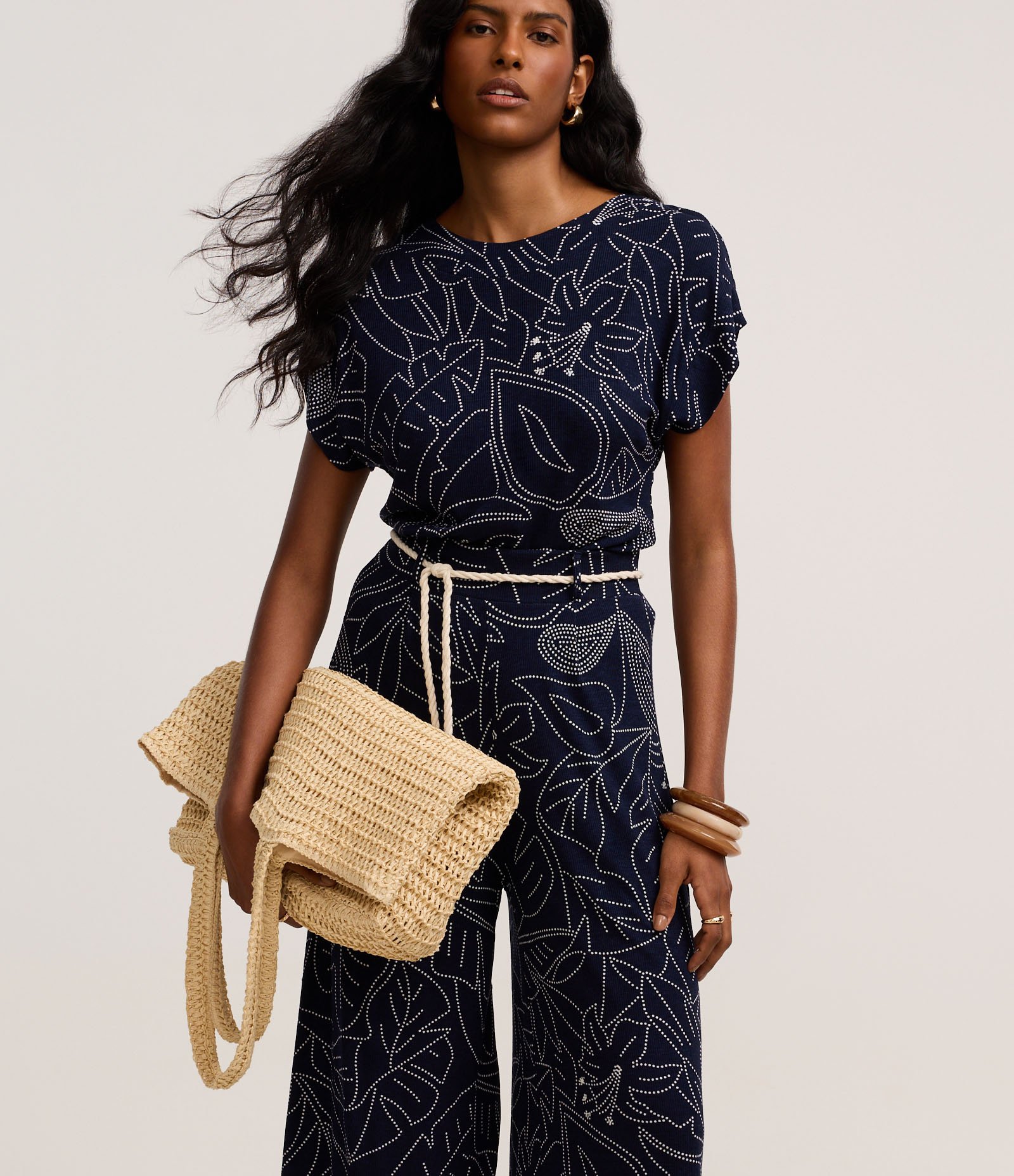 Calça Reta Canelada em Viscose com Cinto Corda e Estampa Folhagem Azul Marinho 2