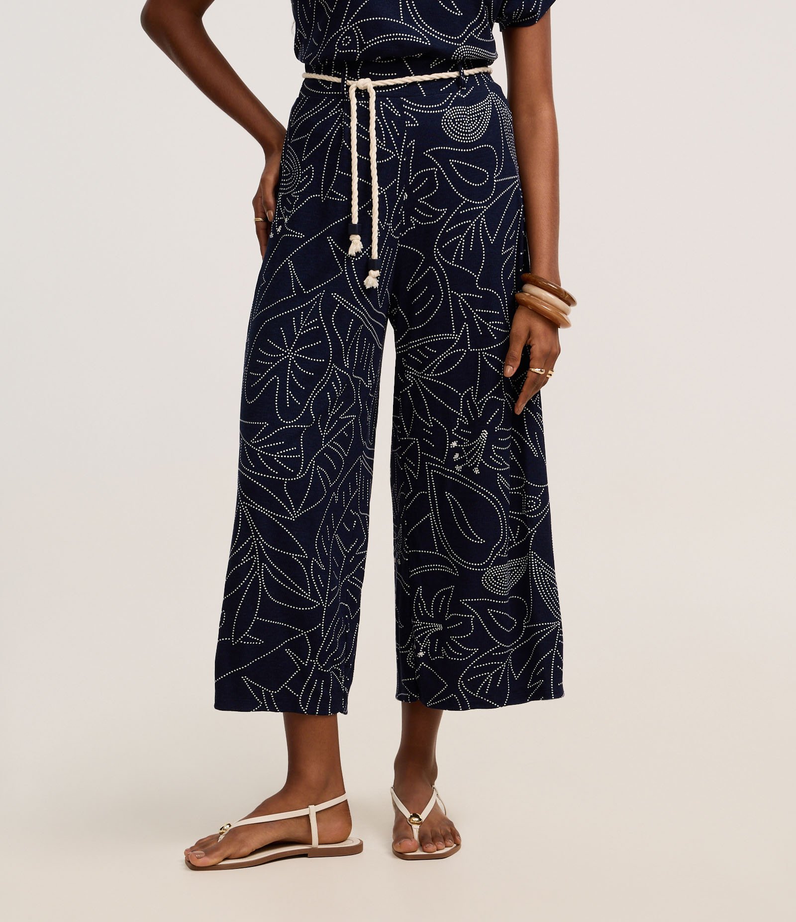Calça Reta Canelada em Viscose com Cinto Corda e Estampa Folhagem Azul Marinho 3