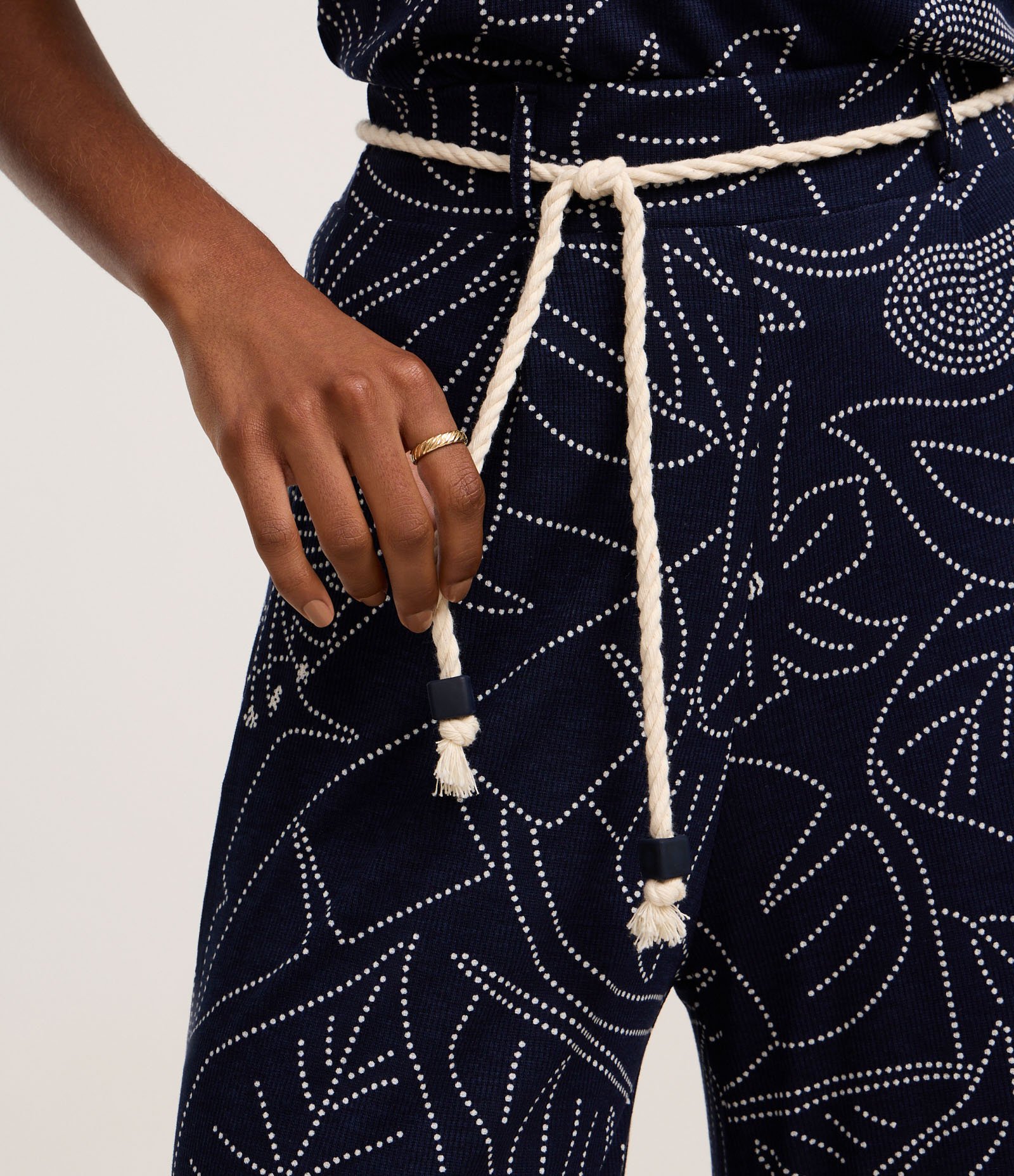 Calça Reta Canelada em Viscose com Cinto Corda e Estampa Folhagem Azul Marinho 4