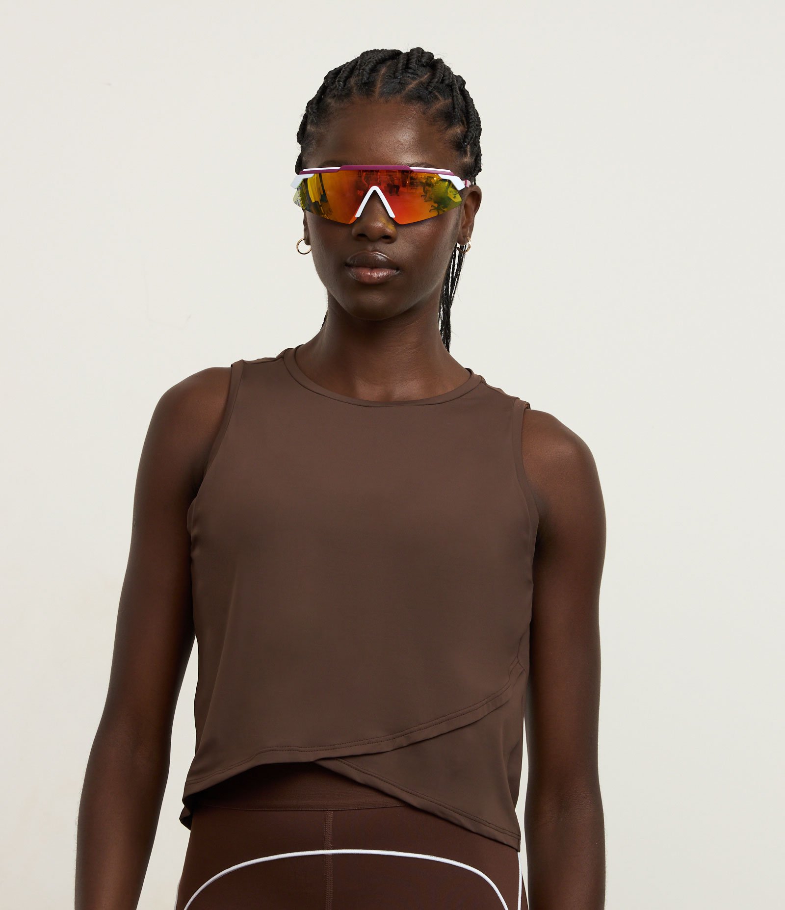 Regata Cropped Esportiva em Microfibra com Barra Transpassada Marrom 1