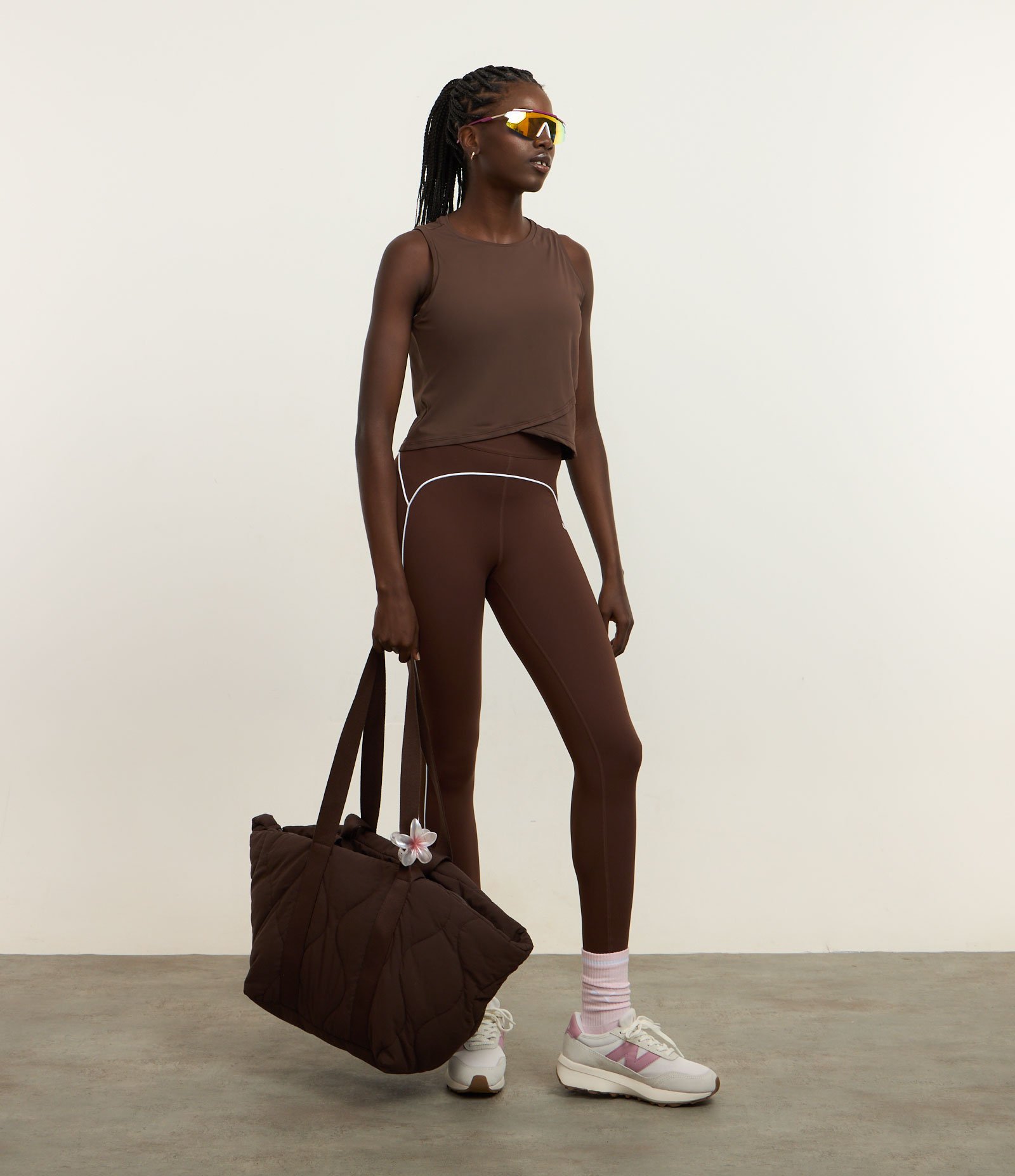 Regata Cropped Esportiva em Microfibra com Barra Transpassada Marrom 2