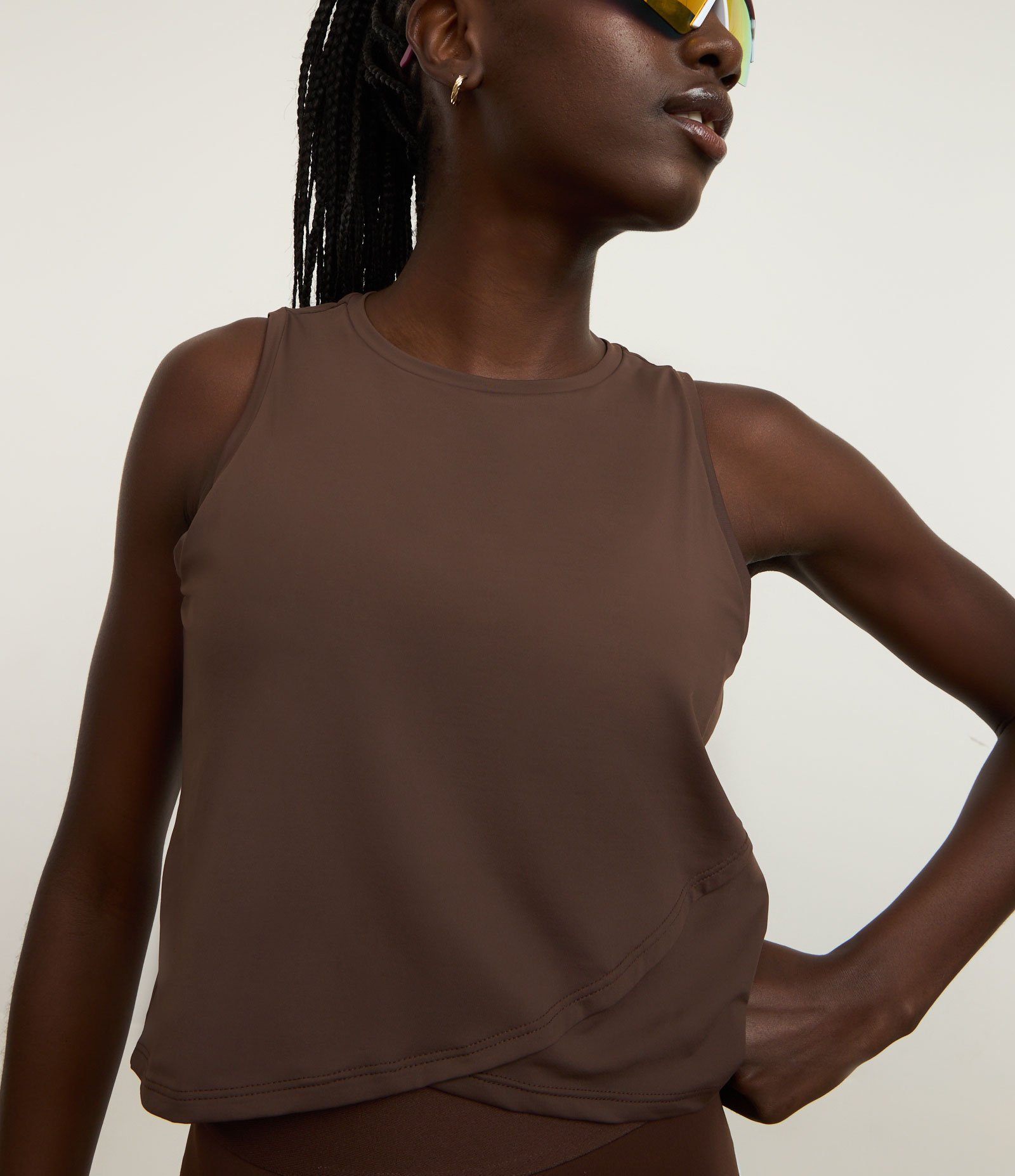 Regata Cropped Esportiva em Microfibra com Barra Transpassada Marrom 3