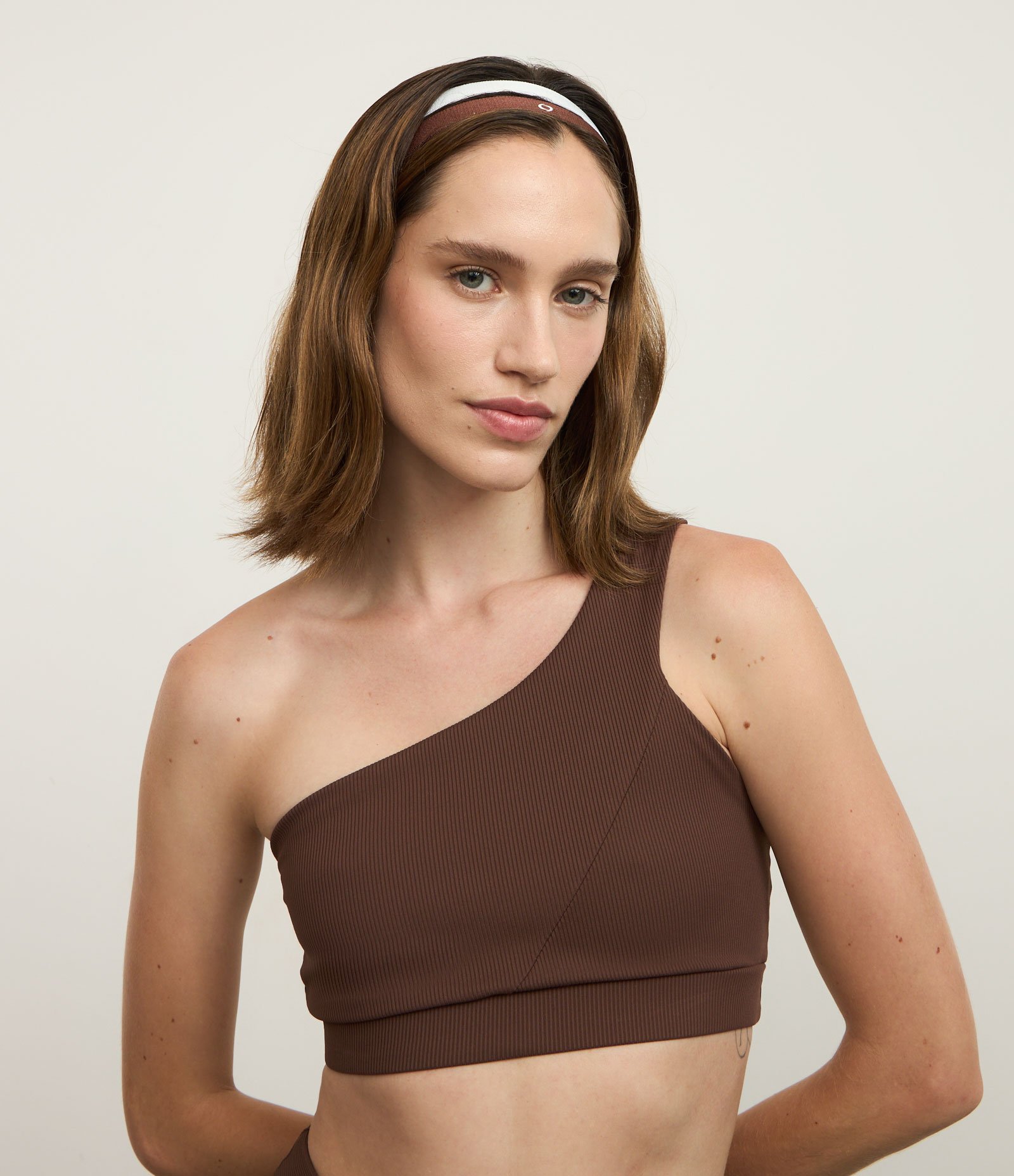 Top Ombro Único Esportivo em Microfibra Canelada Marrom 2