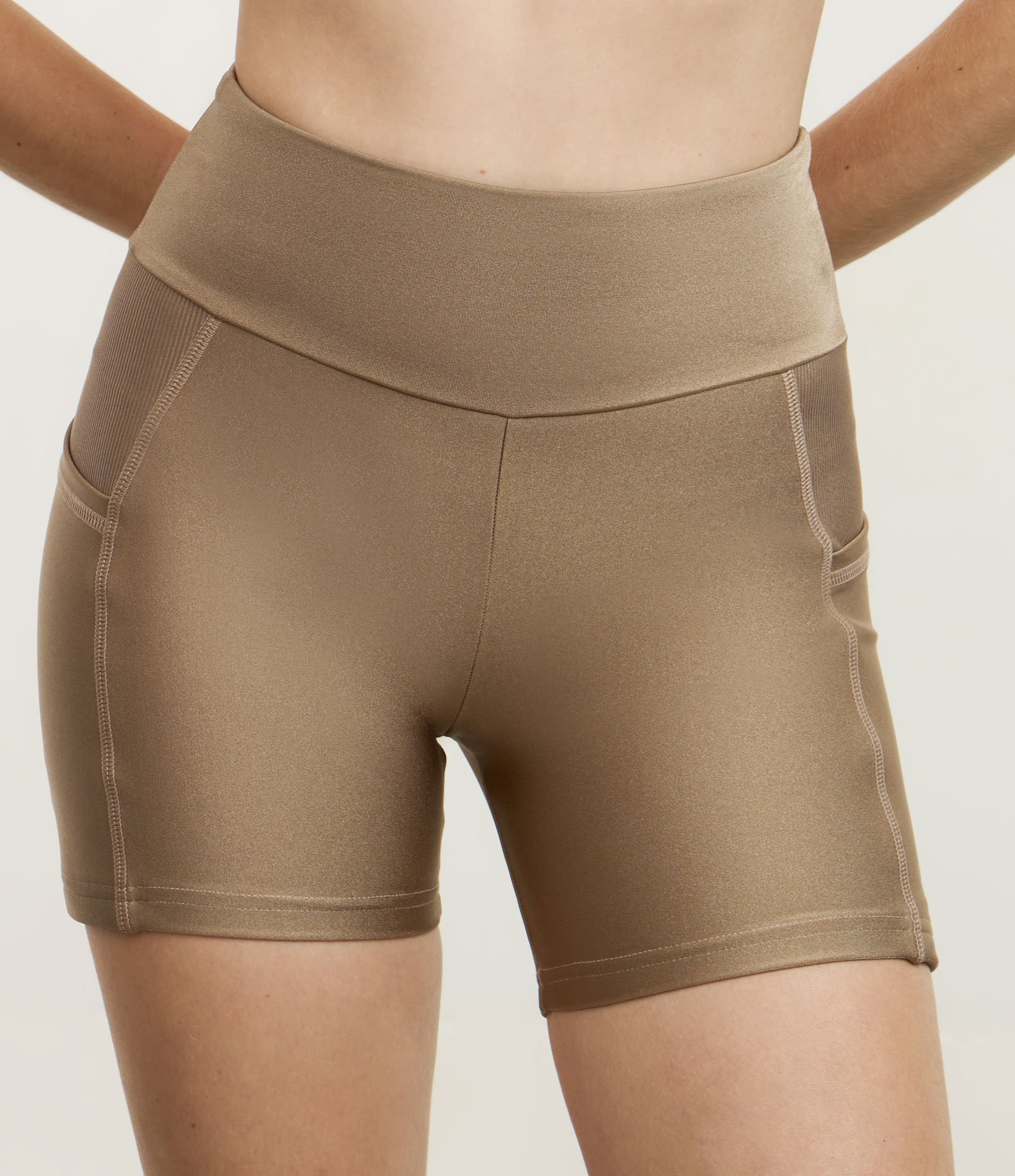 Bermuda Esportiva em Microfibra Acetinada Marrom 2