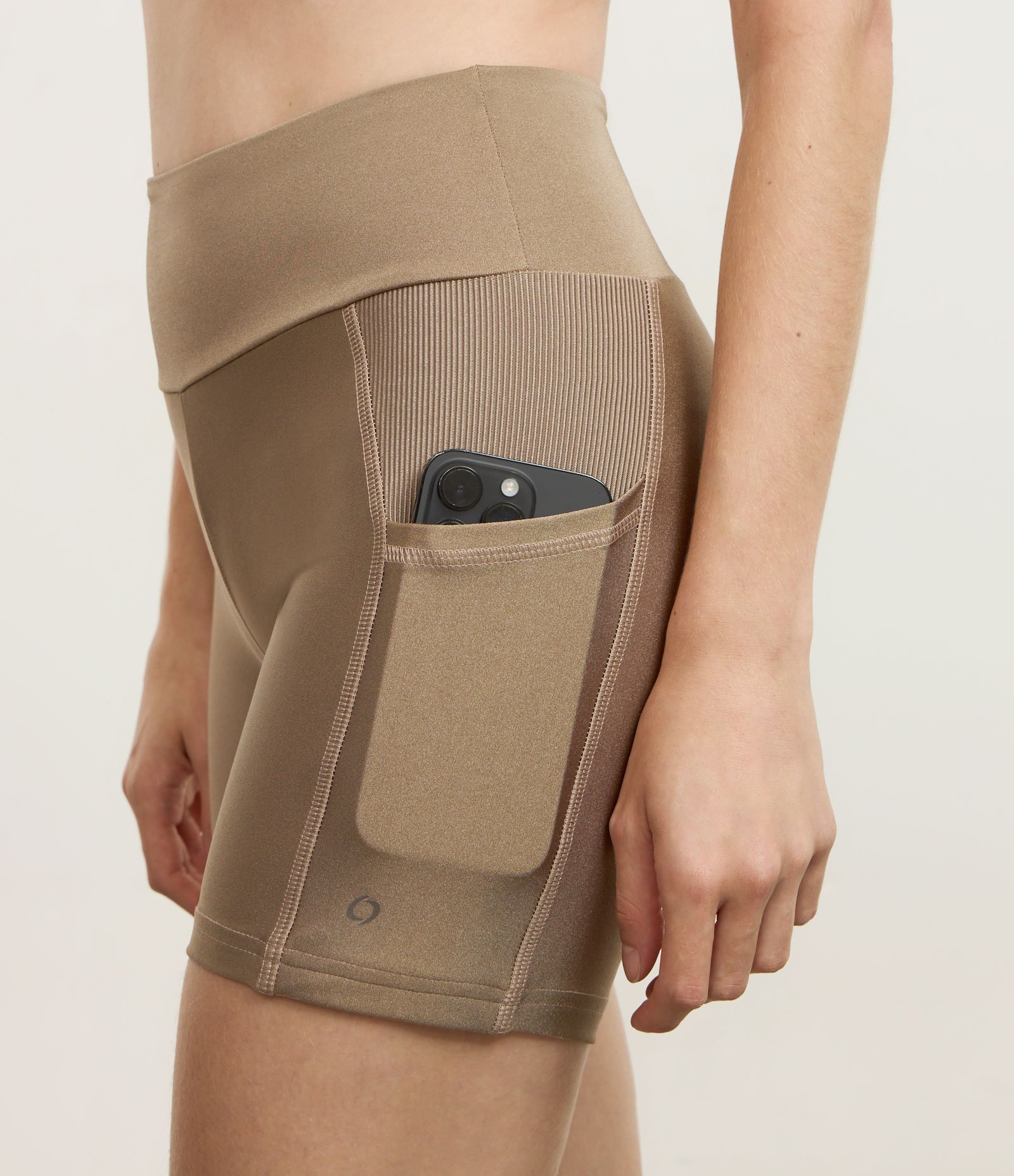 Bermuda Esportiva em Microfibra Acetinada Marrom 3