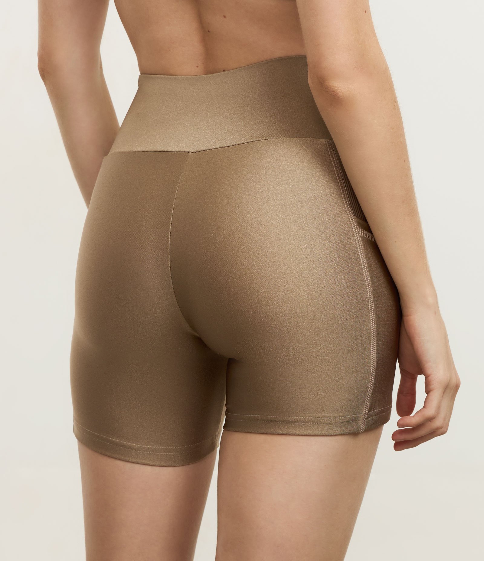 Bermuda Esportiva em Microfibra Acetinada Marrom 4