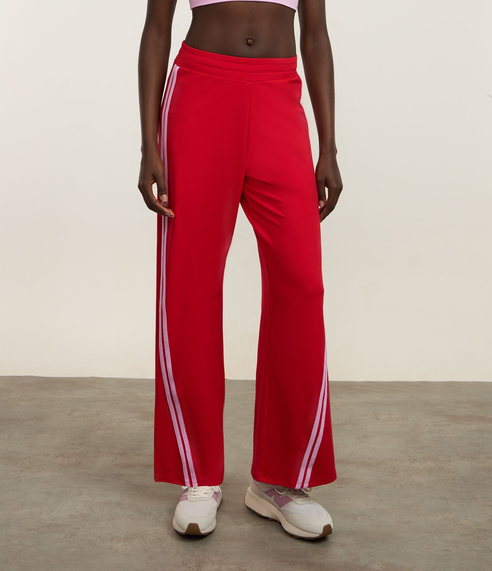 Calça Wide Leg Esportiva em Moletinho com Listras Laterais Vermelho 2