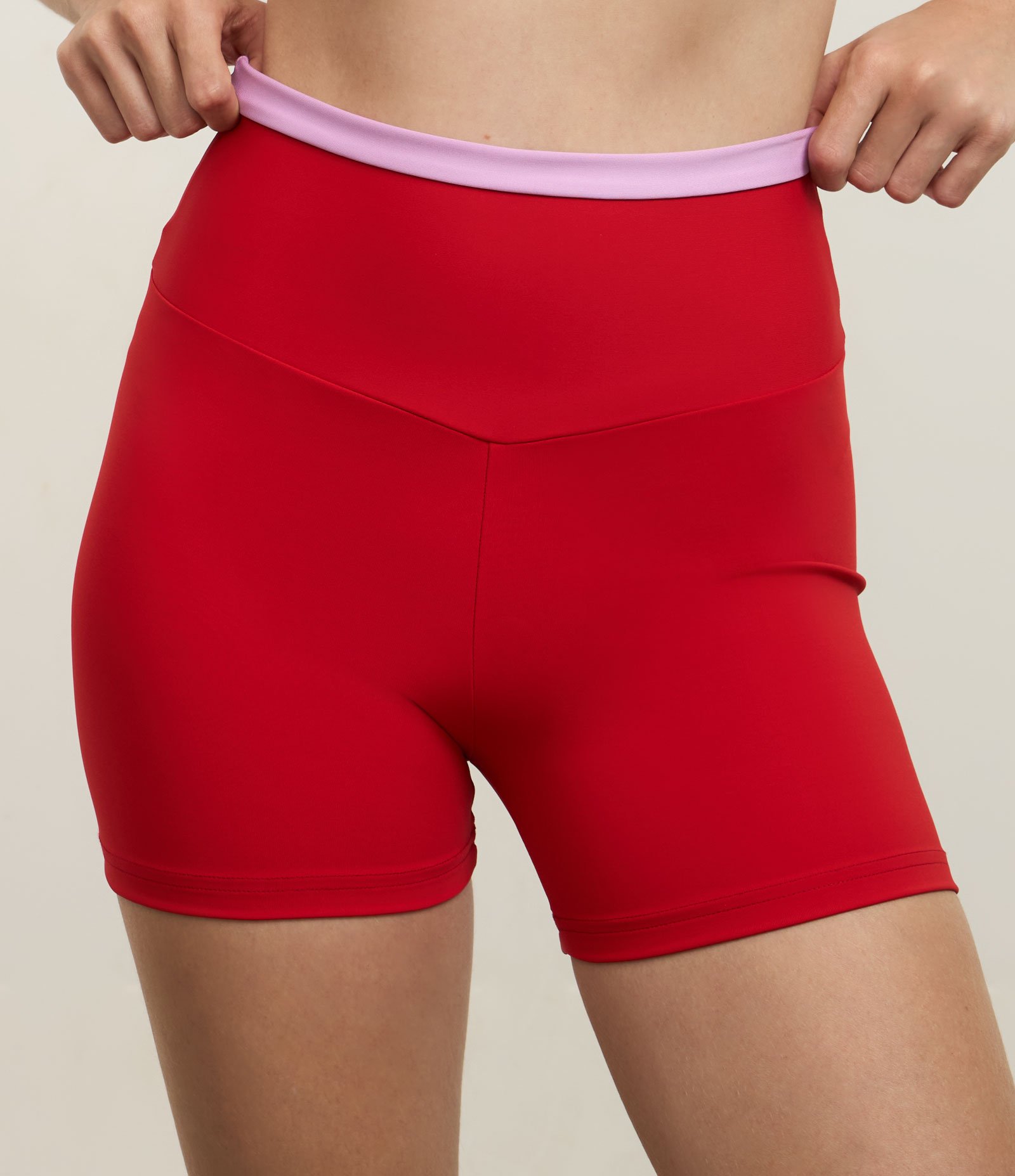 Bermuda Crossfiteira Esportiva em Microfibra com Cós Contrastante Vermelho 2