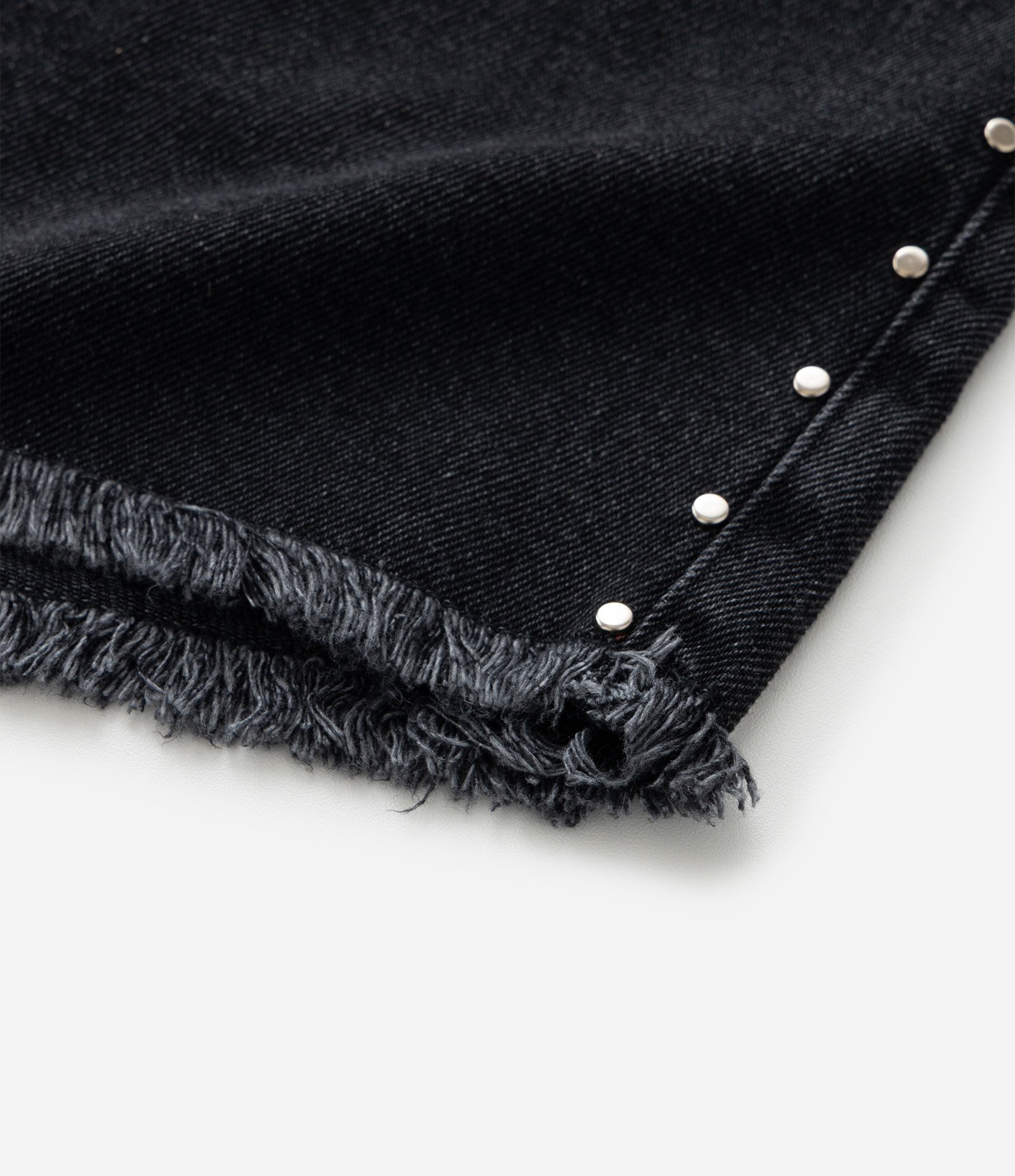 Short Infantil Regular em Jeans com Tachinhas - Tam 5 a 14 Anos Preto 3