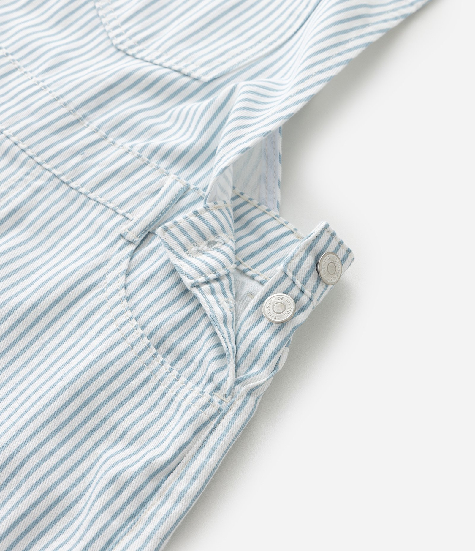 Jardineira Infantil em Jeans com Estampa de Listras e Bolso - Tam 5 a 14 Anos Branco/Azul 4