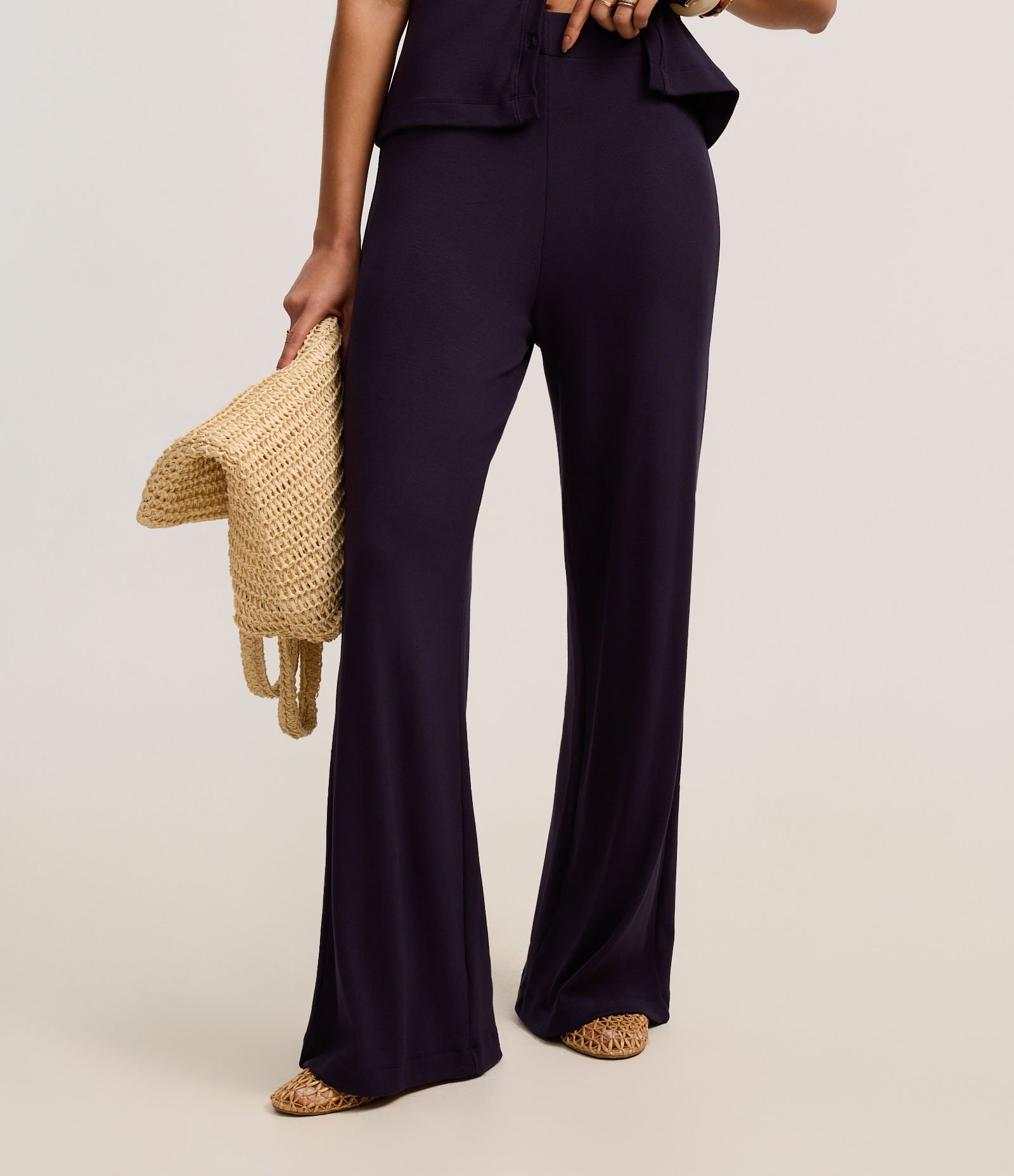 Calça Pantalona em Ribana com Textura Canelada e Cós Elástico Azul Marinho 3