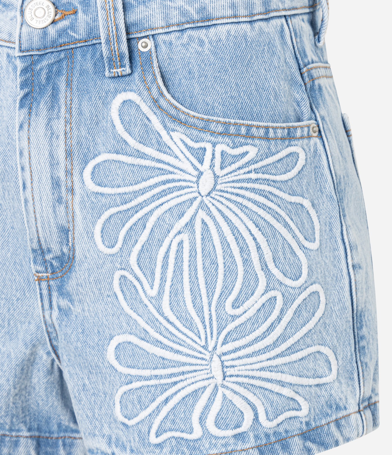Short Slim em Jeans com Passantes e Bordados Claro 7