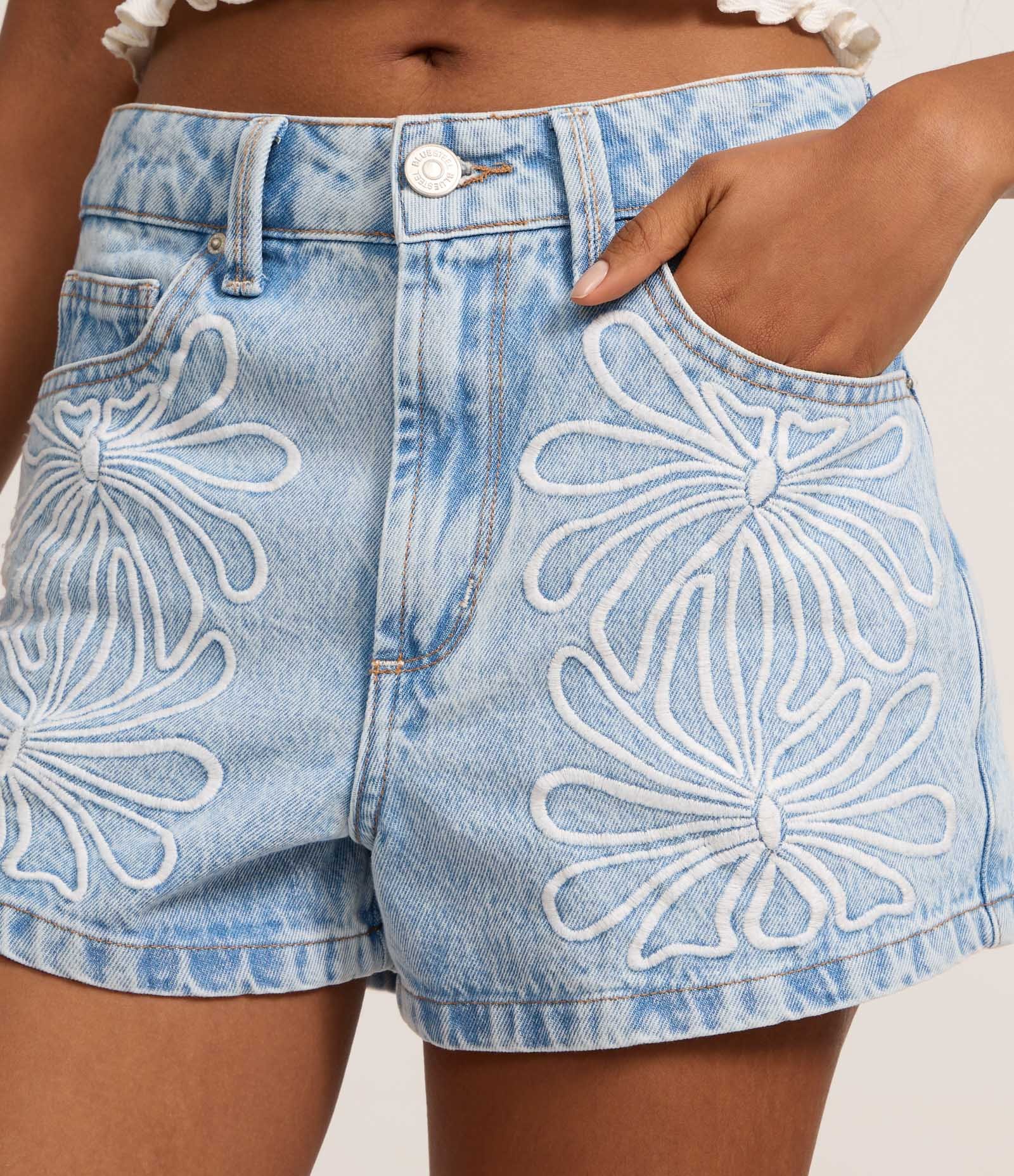Short Slim em Jeans com Passantes e Bordados Claro 4