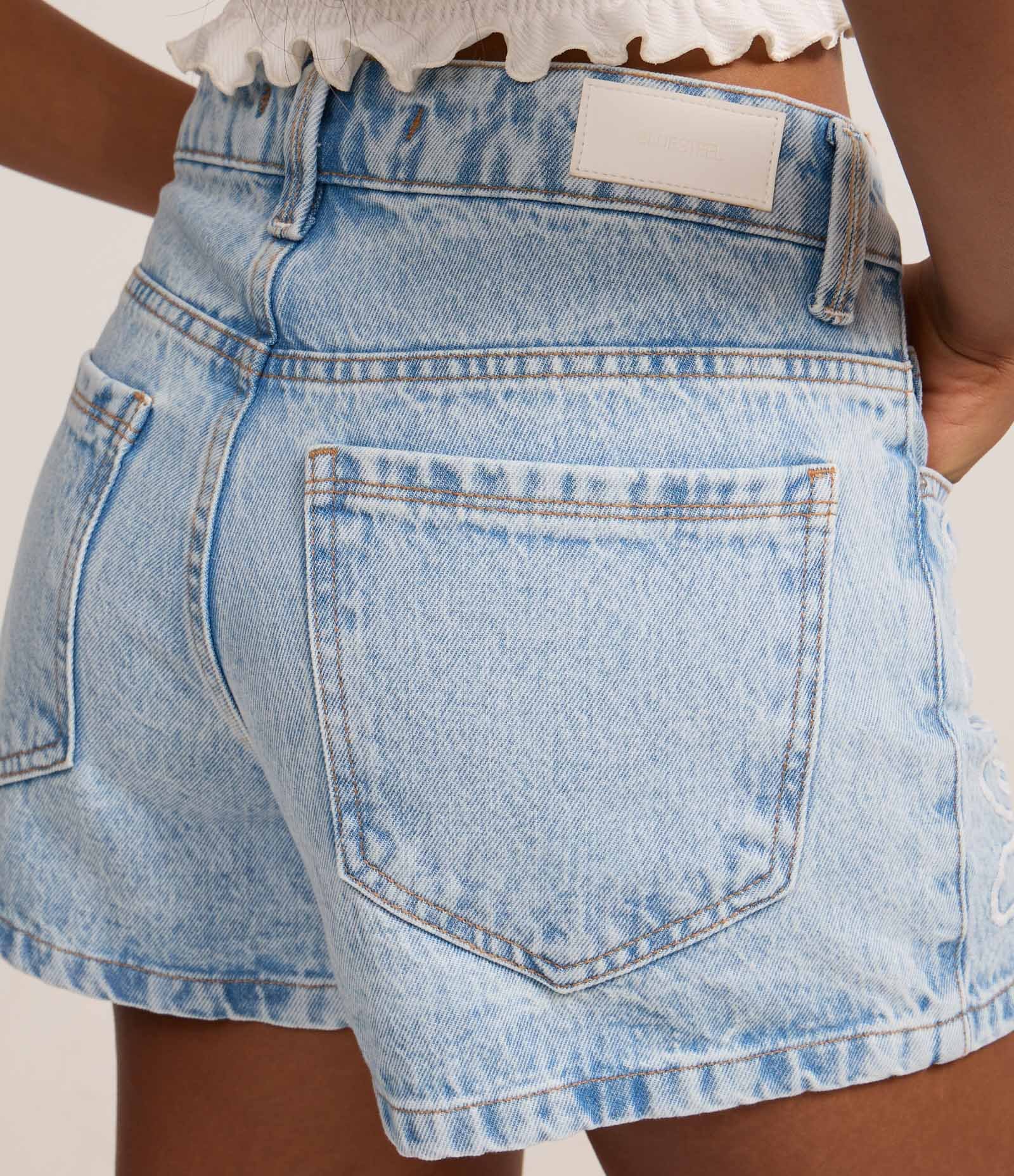 Short Slim em Jeans com Passantes e Bordados Claro 5