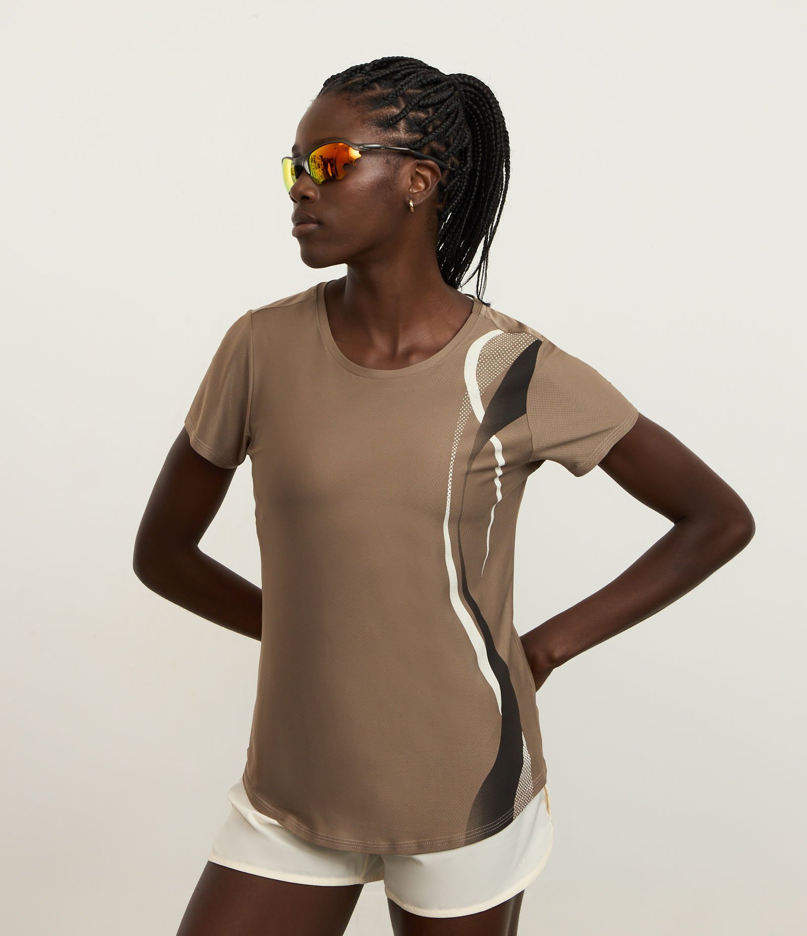 Camiseta Esportiva em Helanca com Estampa de Ondas Verticais Marrom 1