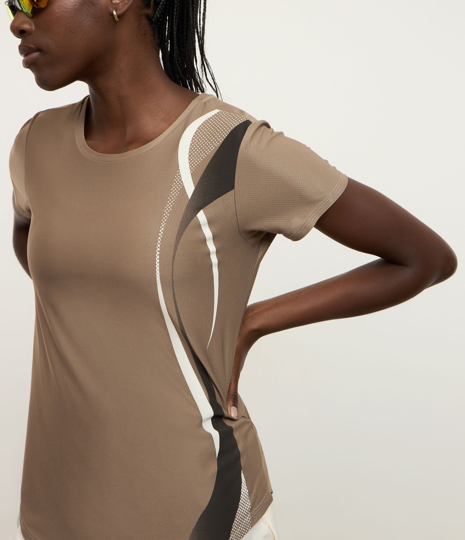 Camiseta Esportiva em Helanca com Estampa de Ondas Verticais Marrom 3