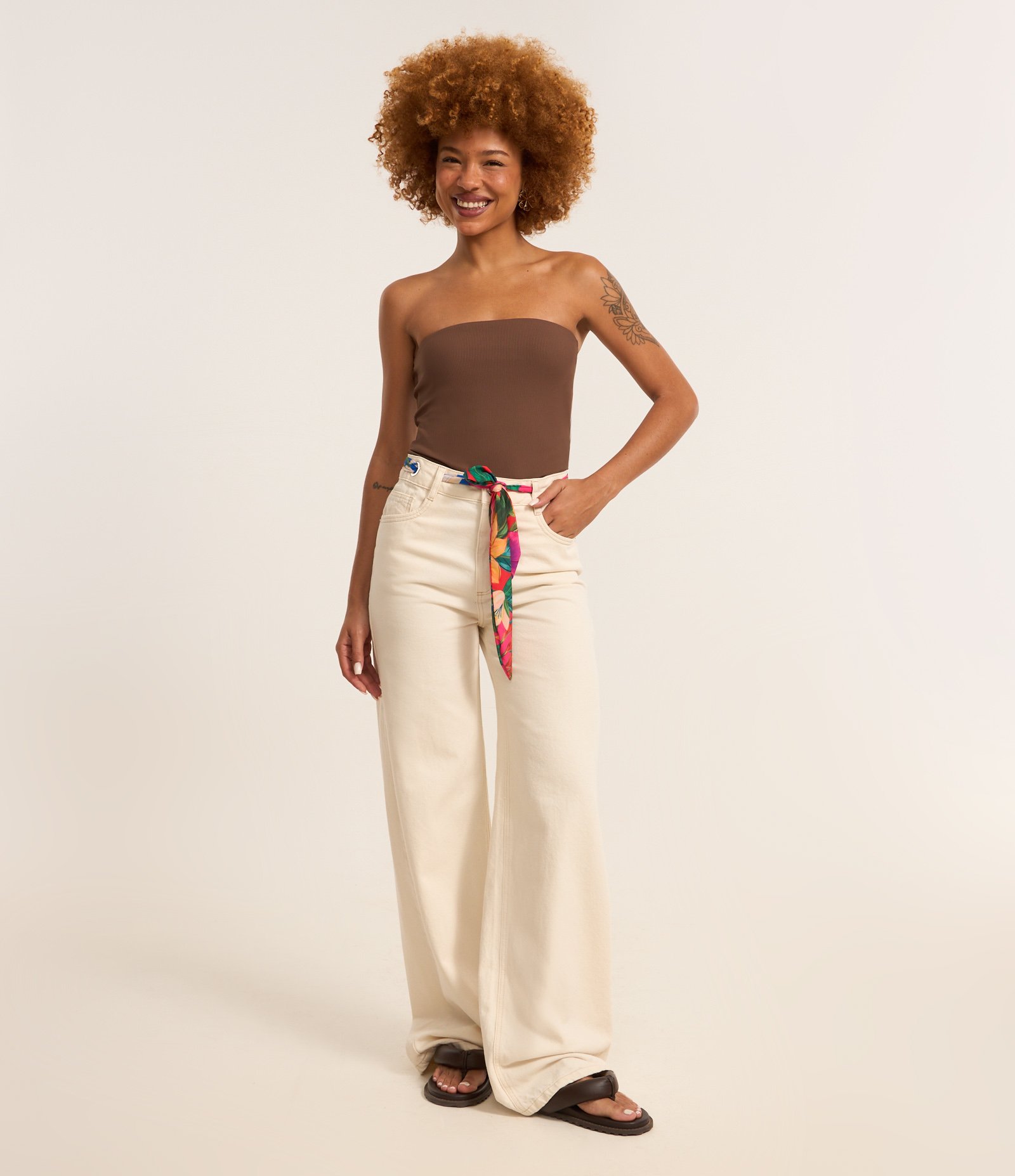 Calça Wide Leg em Sarja com Cinto Lenço Estampado Bege 1