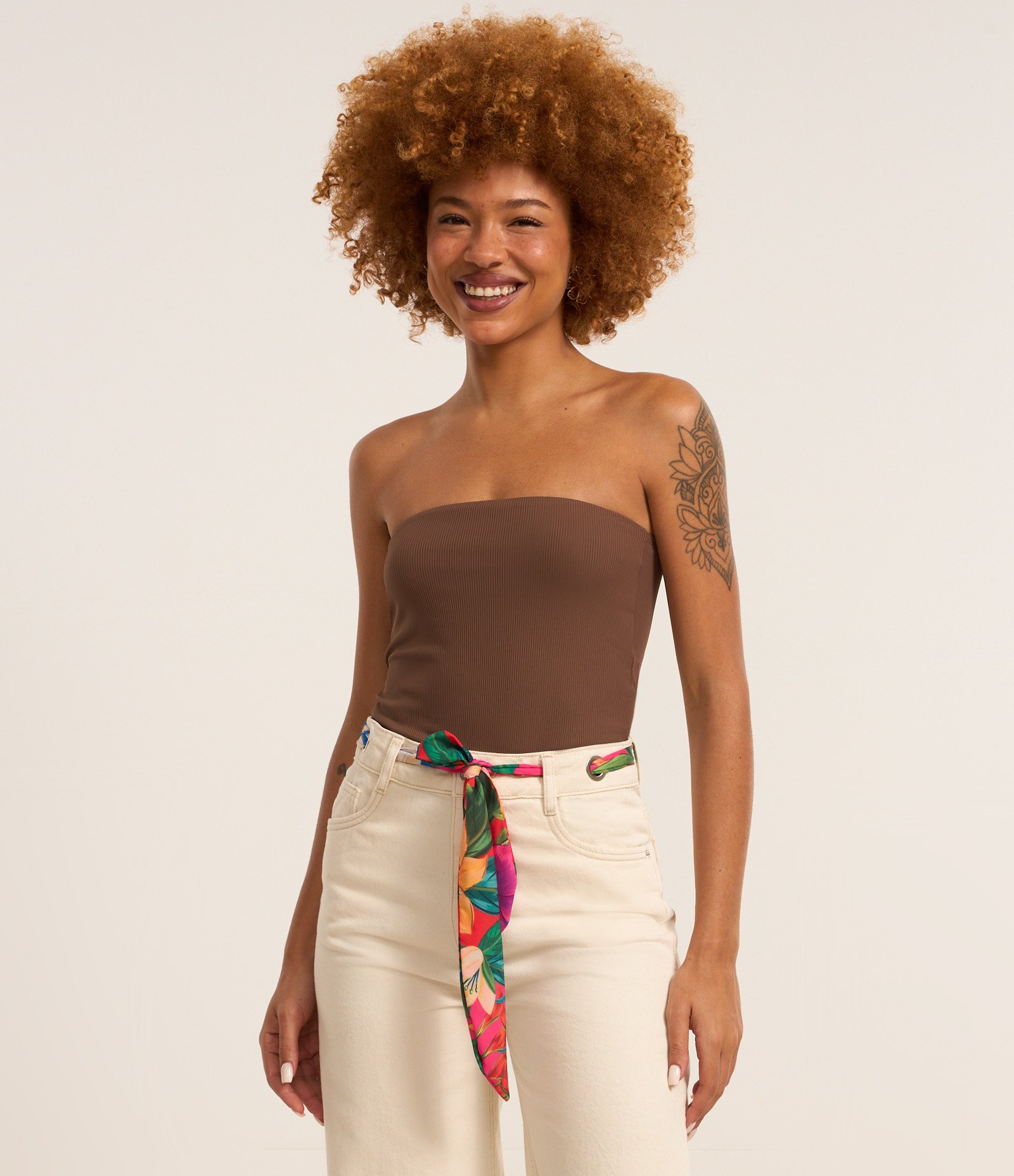 Calça Wide Leg em Sarja com Cinto Lenço Estampado Bege 2