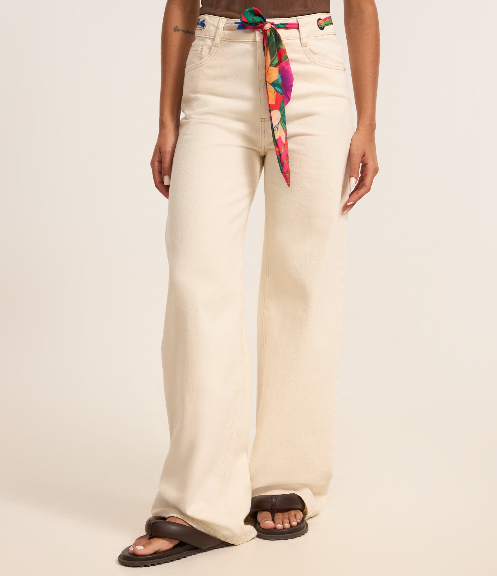 Calça Wide Leg em Sarja com Cinto Lenço Estampado Bege 3