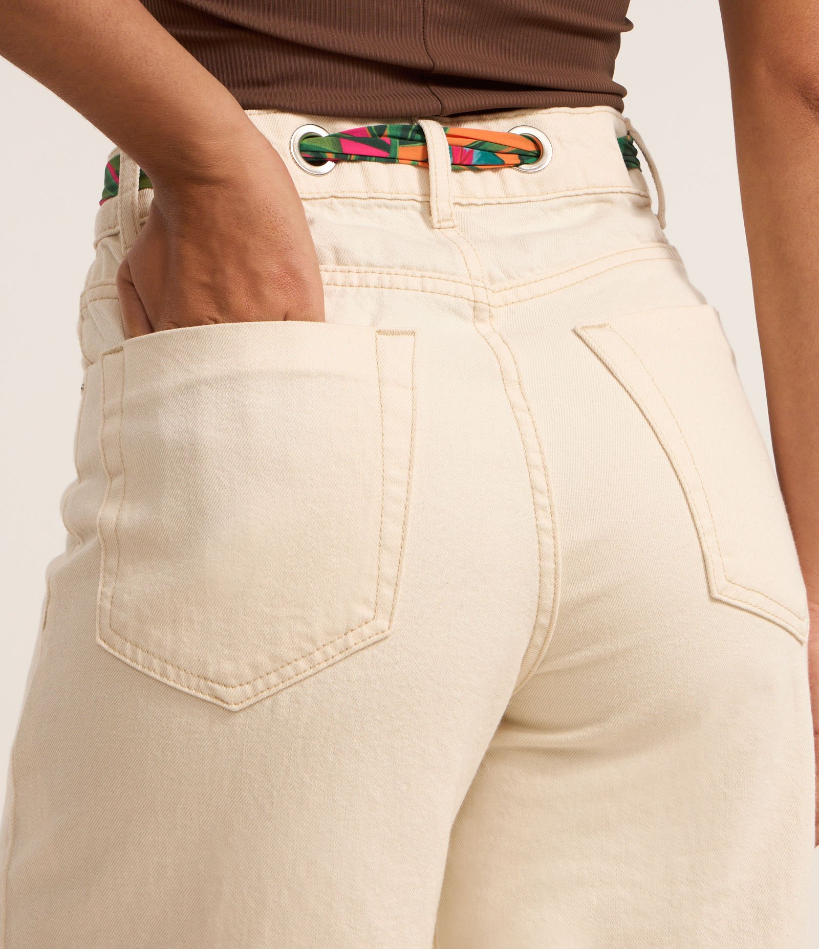 Calça Wide Leg em Sarja com Cinto Lenço Estampado Bege 4