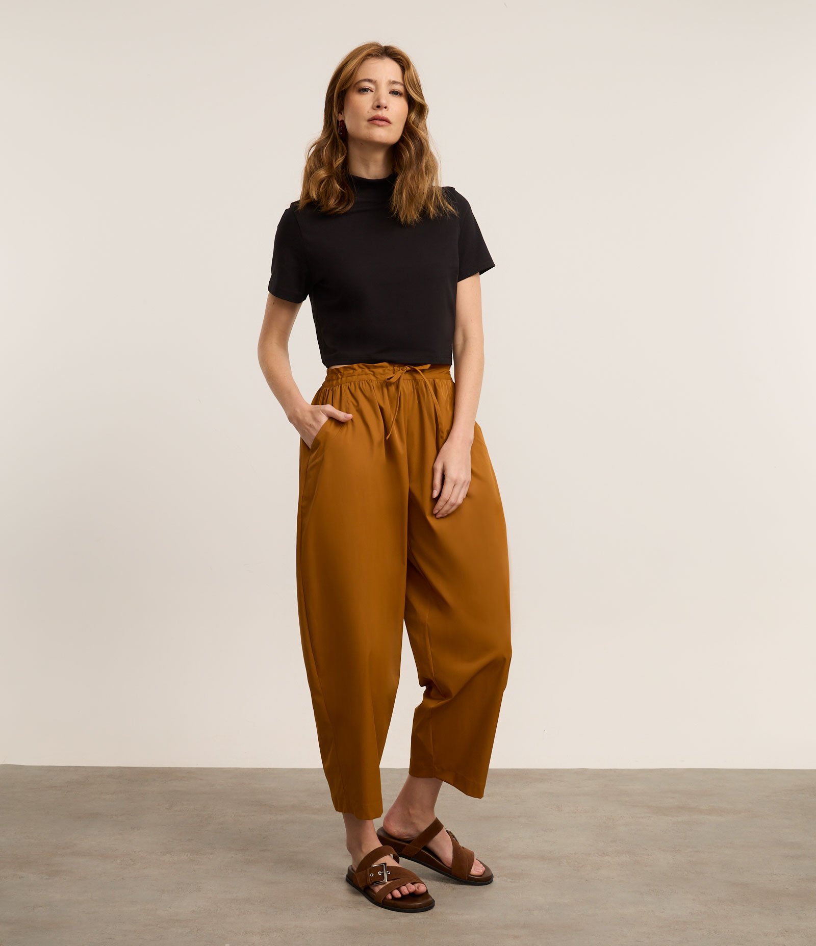 Calça Balloon Cropped Alfaiatada com Pregas e Amarração Marrom 1