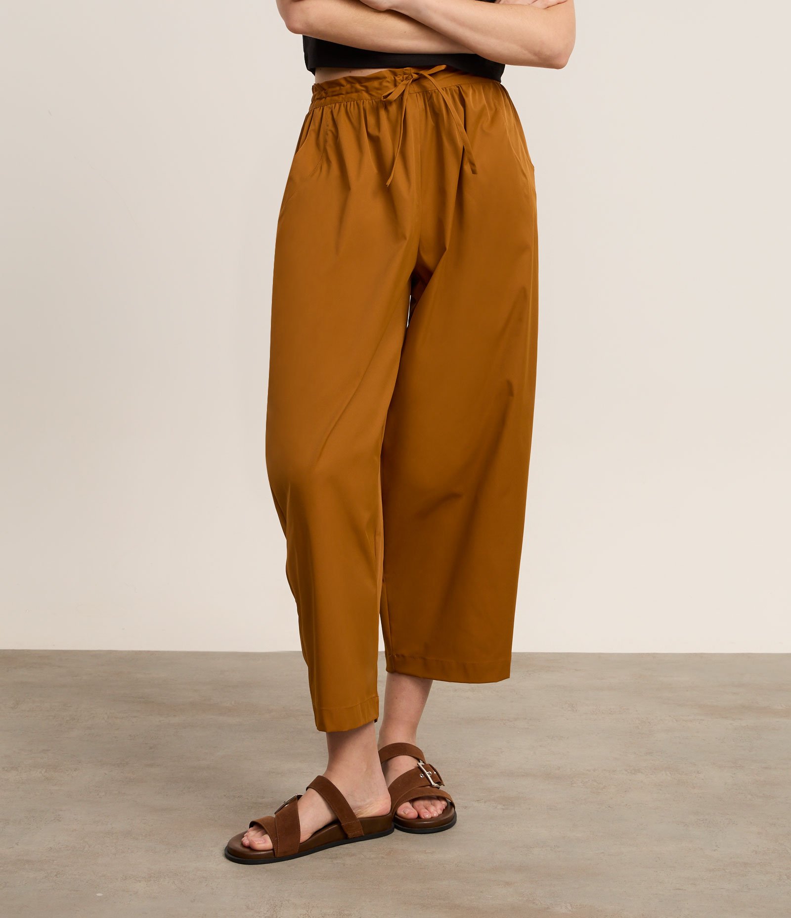 Calça Balloon Cropped Alfaiatada com Pregas e Amarração Marrom 2