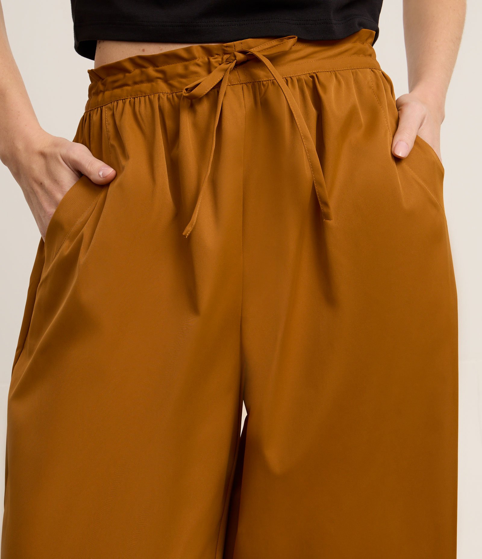 Calça Balloon Cropped Alfaiatada com Pregas e Amarração Marrom 3