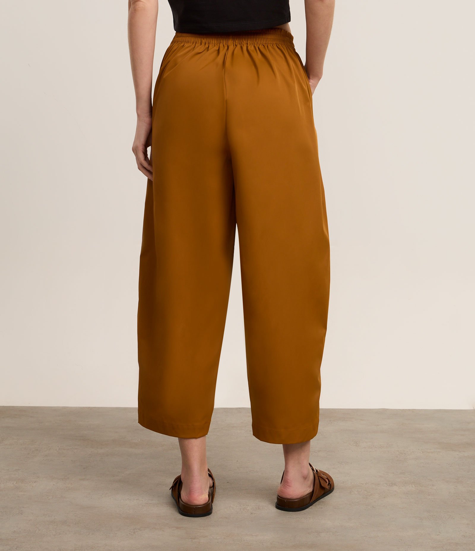 Calça Balloon Cropped Alfaiatada com Pregas e Amarração Marrom 4