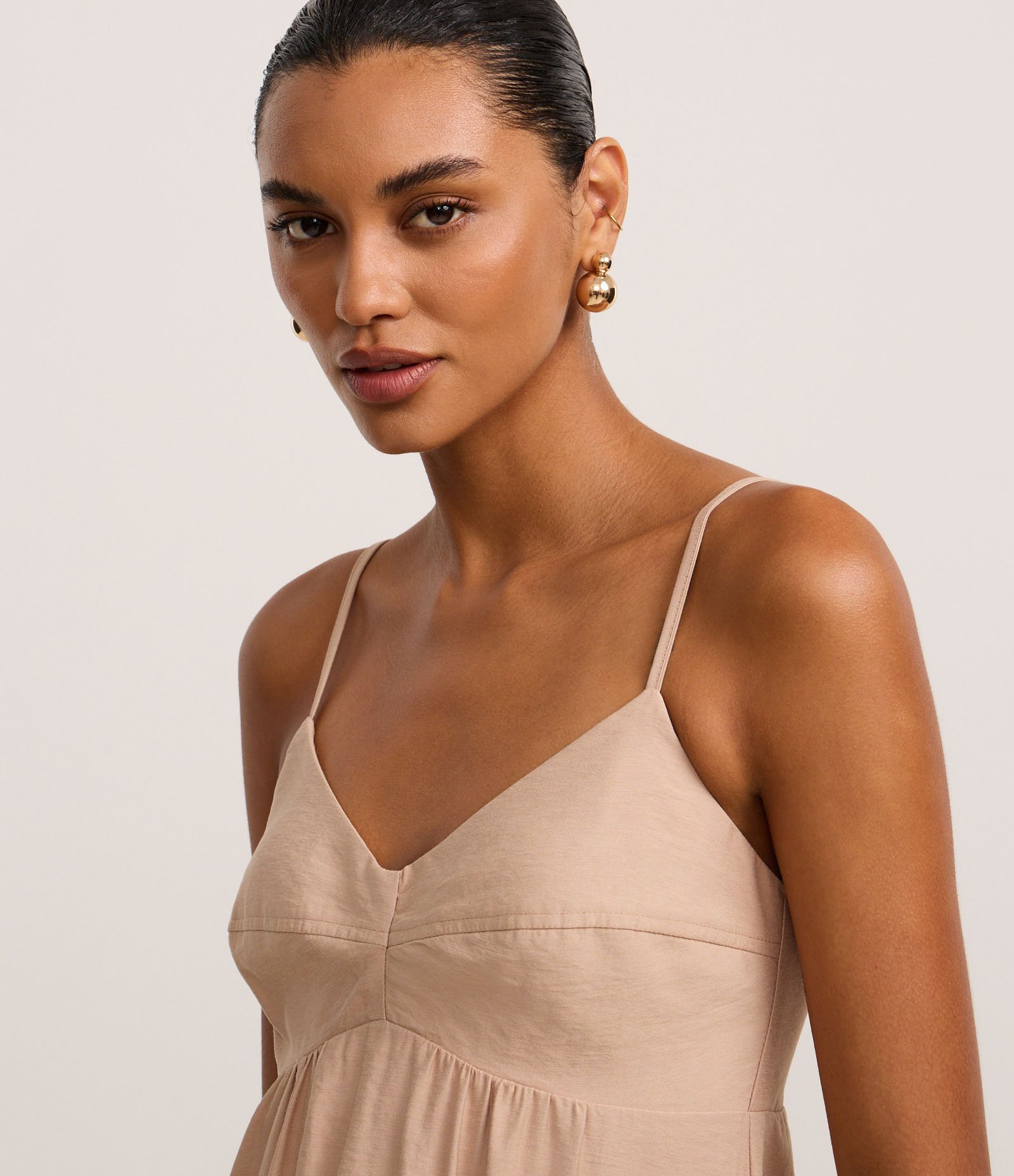 Vestido Evasê Longo em Crepe com Recorte no Busto Bege 3