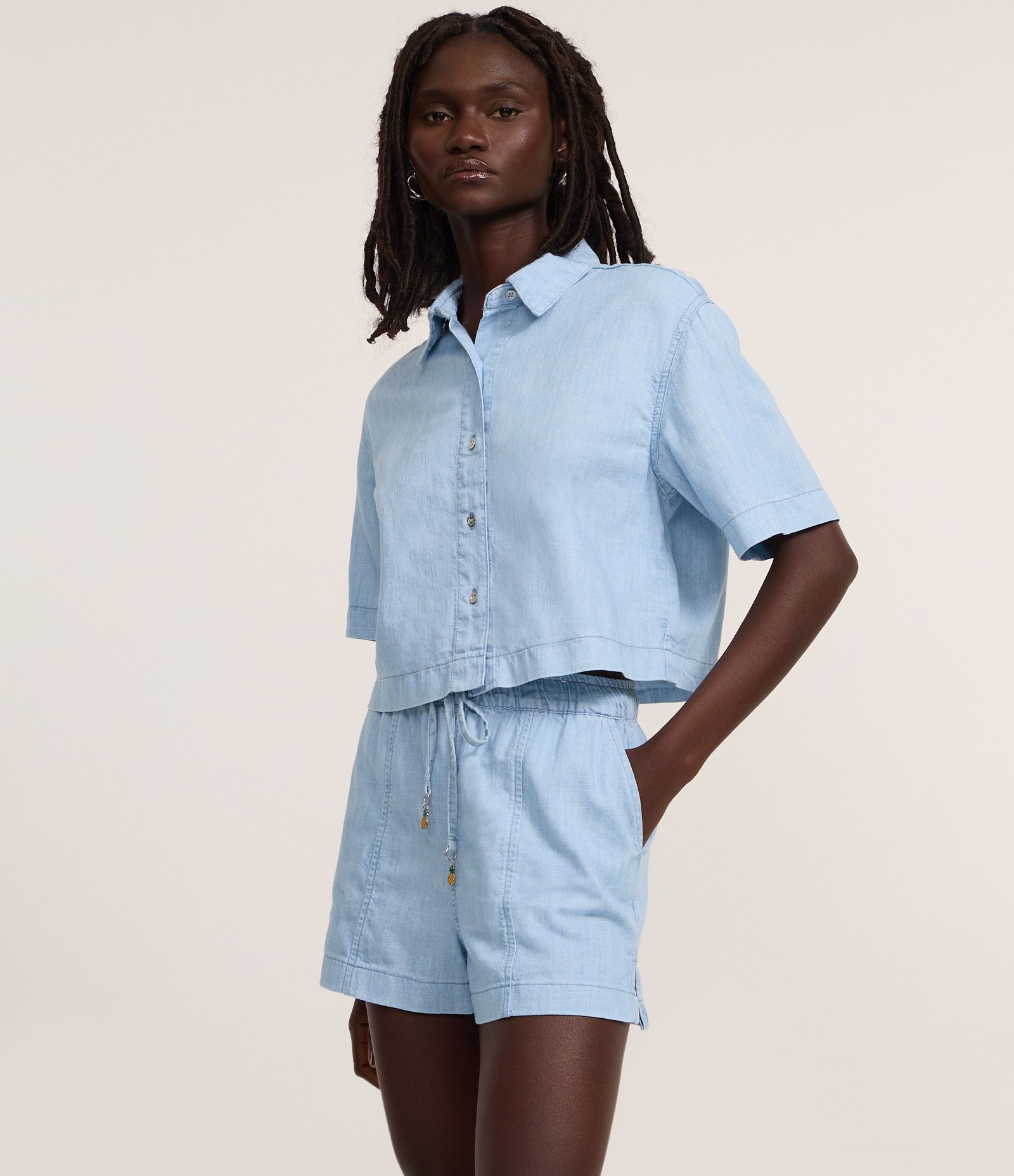 Short Runner em Jeans com Pingente de Abacaxi na Amarração Claro 2