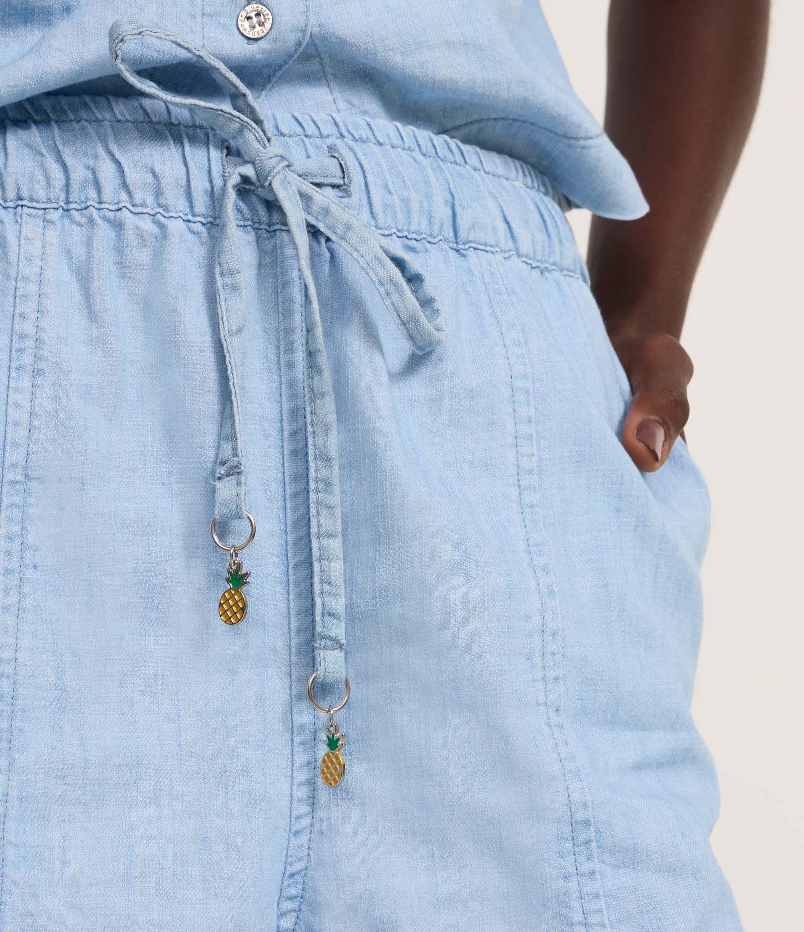 Short Runner em Jeans com Pingente de Abacaxi na Amarração Claro 4