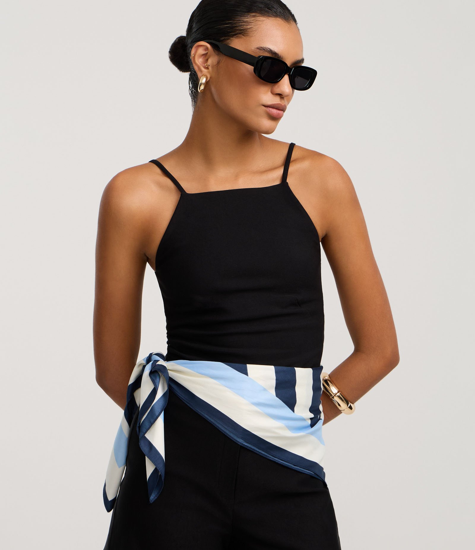 Blusa Ajustada em Viscose com Alça Fina e Decote Reto Preto 1