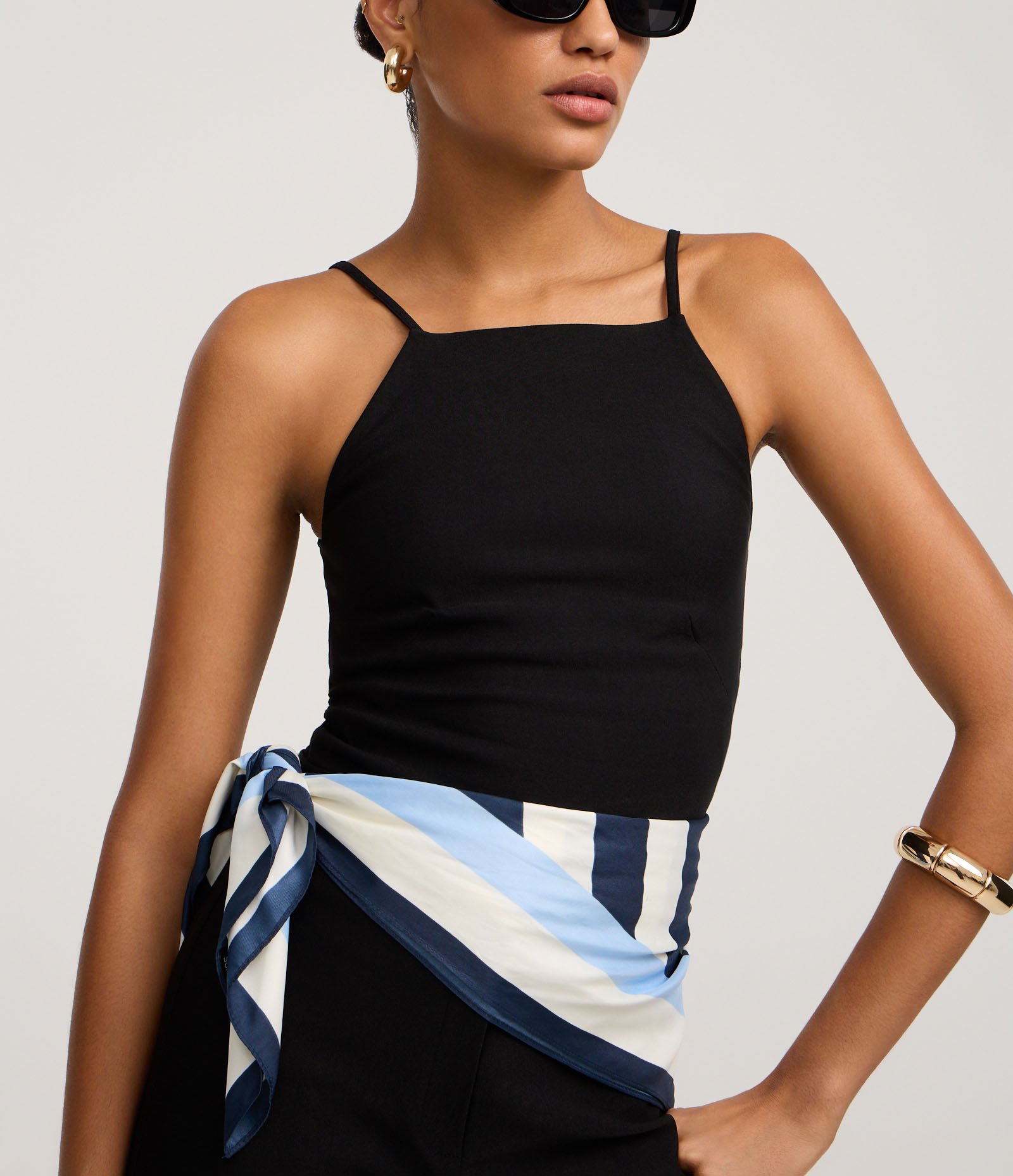 Blusa Ajustada em Viscose com Alça Fina e Decote Reto Preto 4