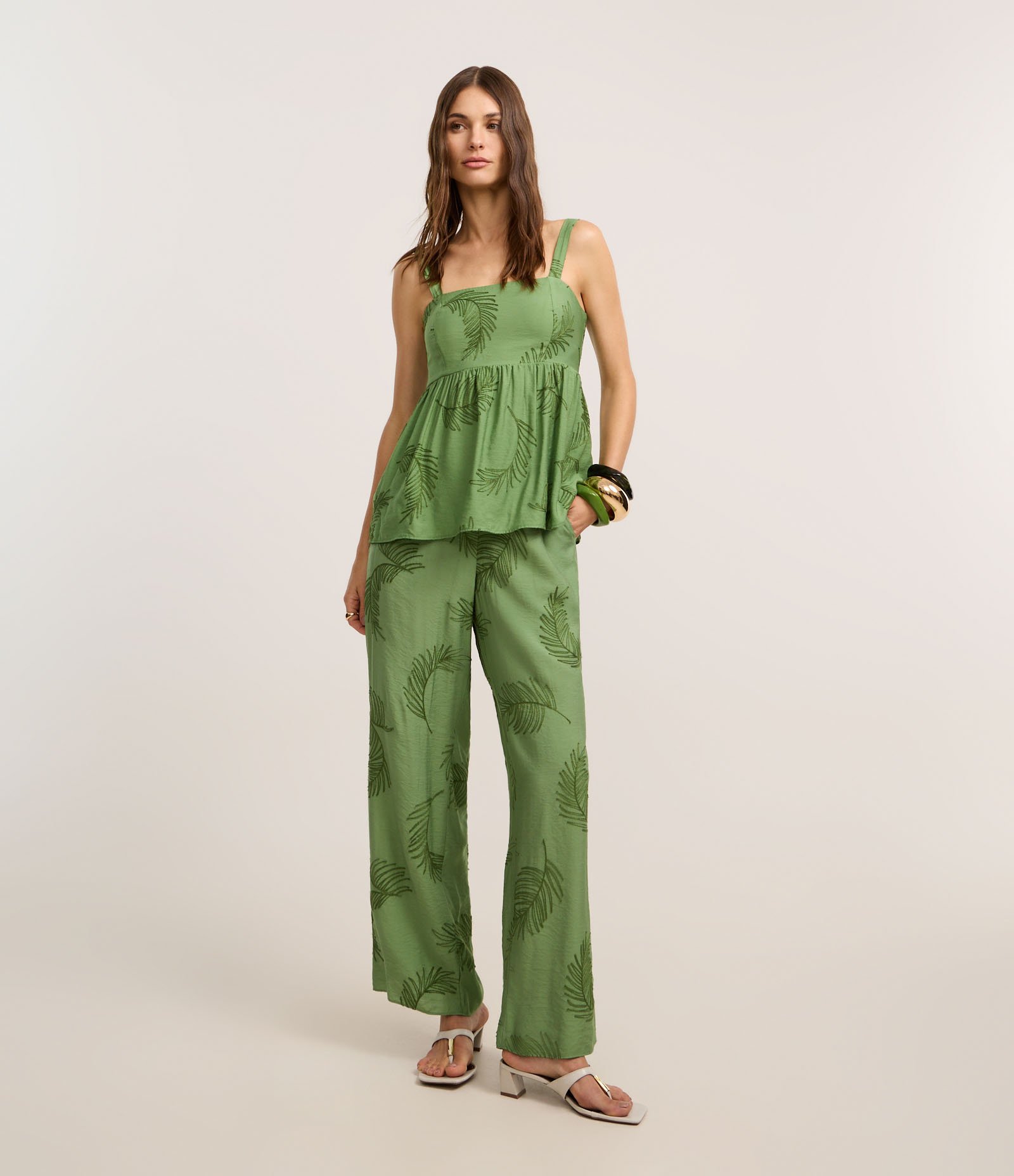 Calça Wide Leg em Viscose com Bordado FOlhagem Verde 1