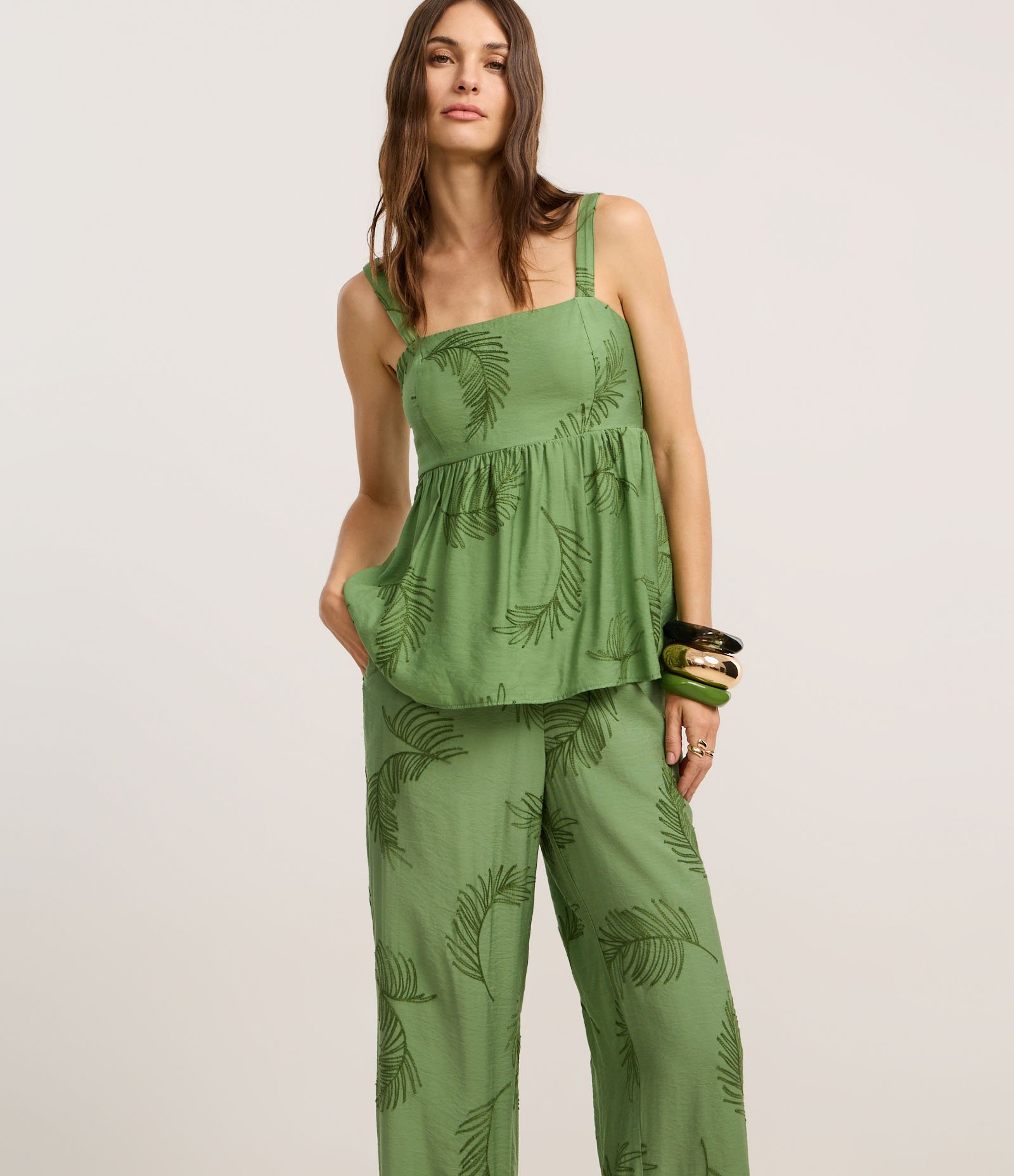 Calça Wide Leg em Viscose com Bordado FOlhagem Verde 2