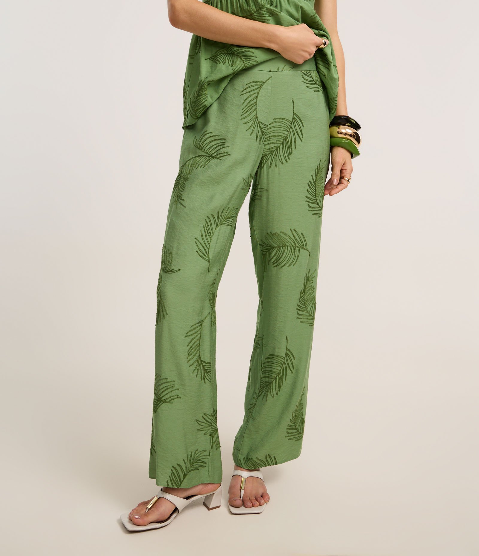 Calça Wide Leg em Viscose com Bordado FOlhagem Verde 3