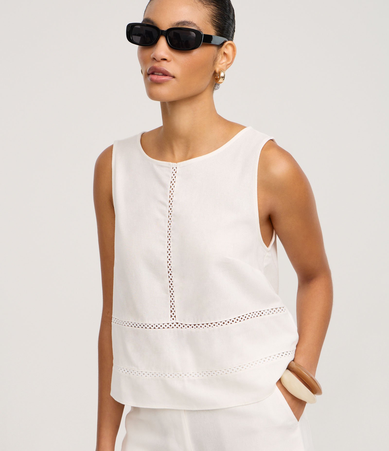 Blusa em Viscolinho com com Recortes de Entremeios Branco 1