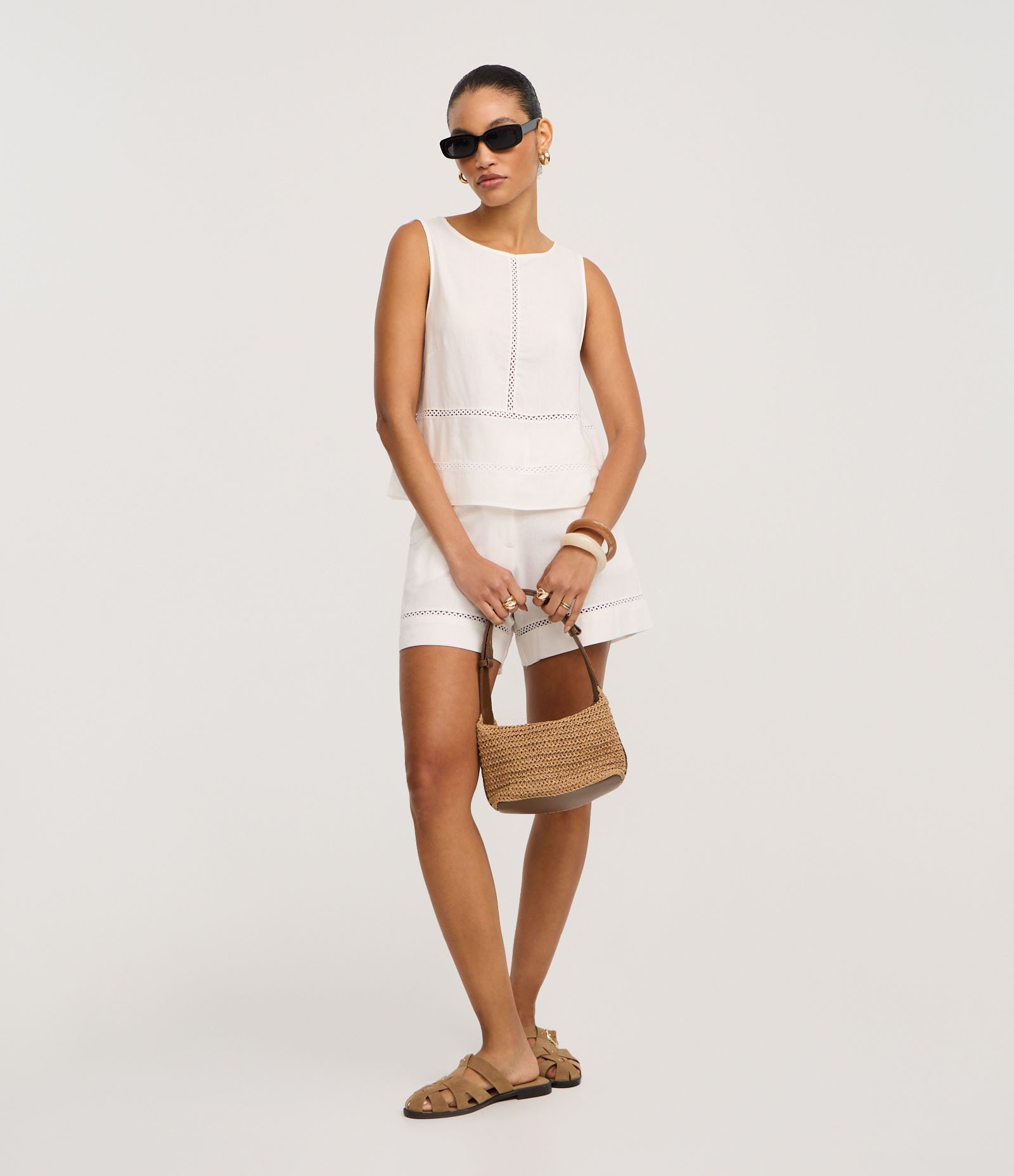 Blusa em Viscolinho com com Recortes de Entremeios Branco 2