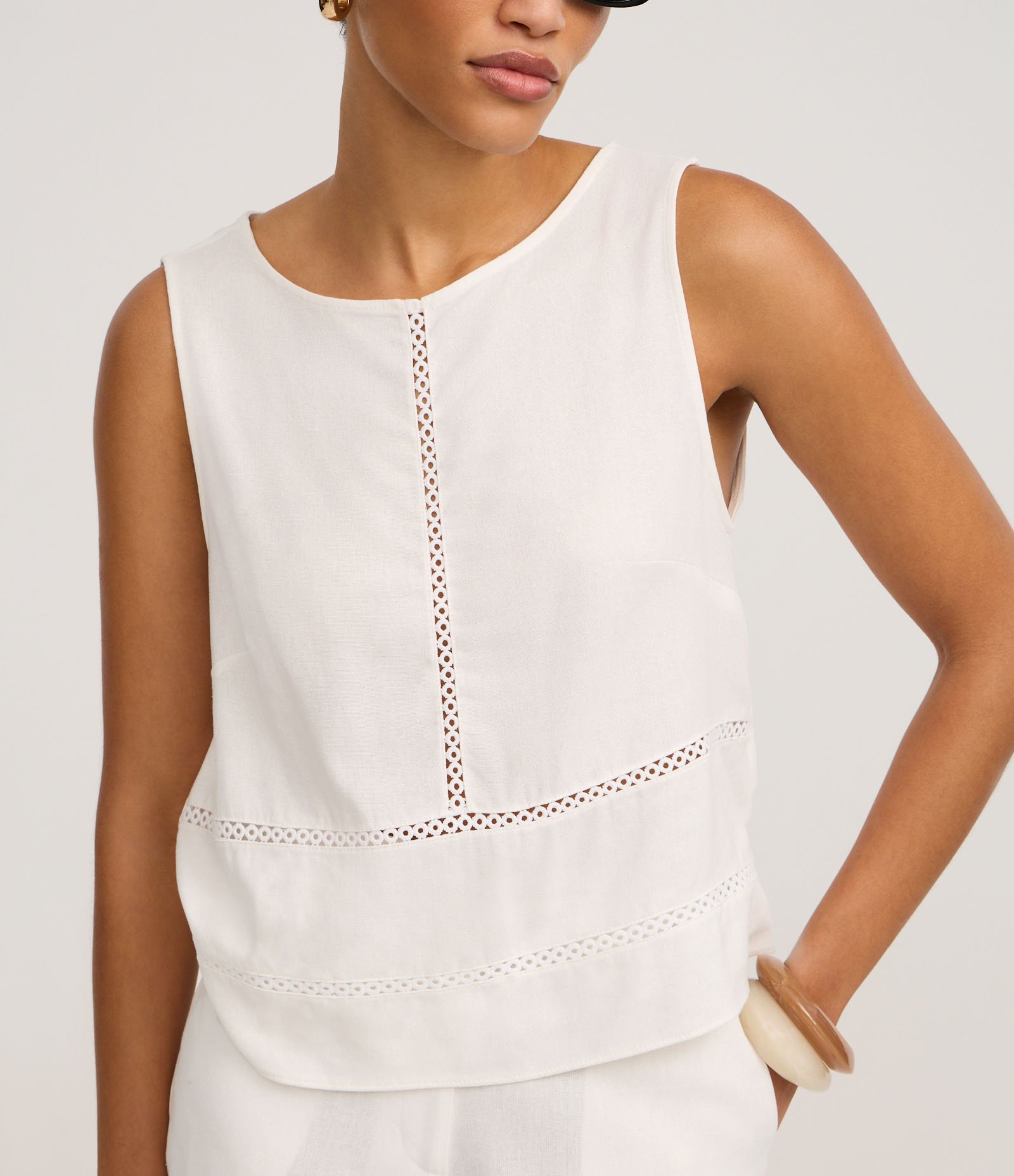 Blusa em Viscolinho com com Recortes de Entremeios Branco 4