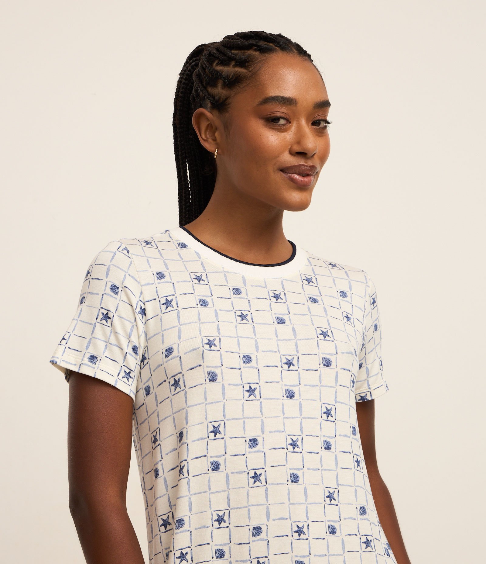 Camisola Curta em Viscose com Estampa de Conchas e Estrelas do Mar Branco 2