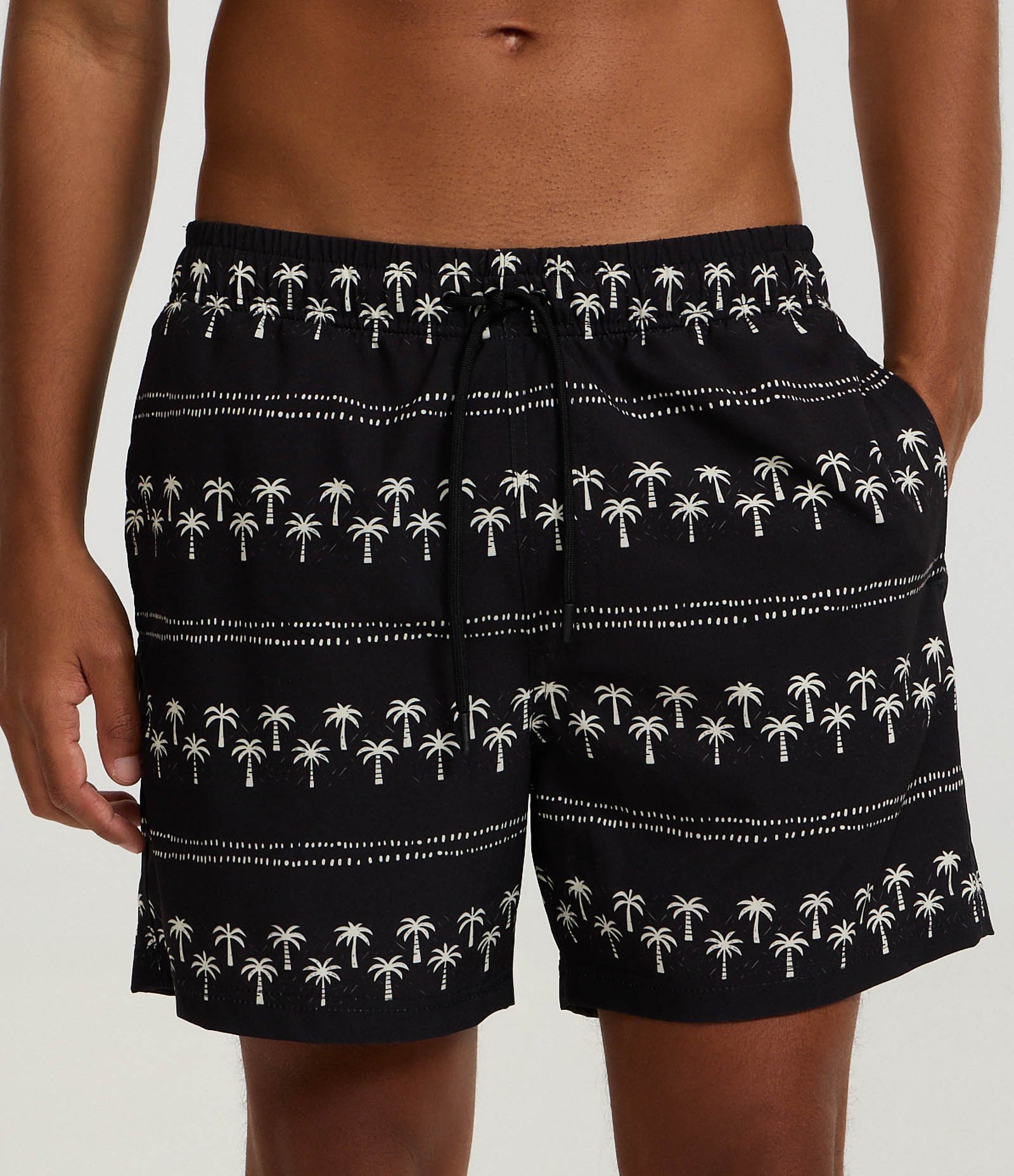 Bermuda Leve em Microfibra com Estampa de Coqueiros Preto 2
