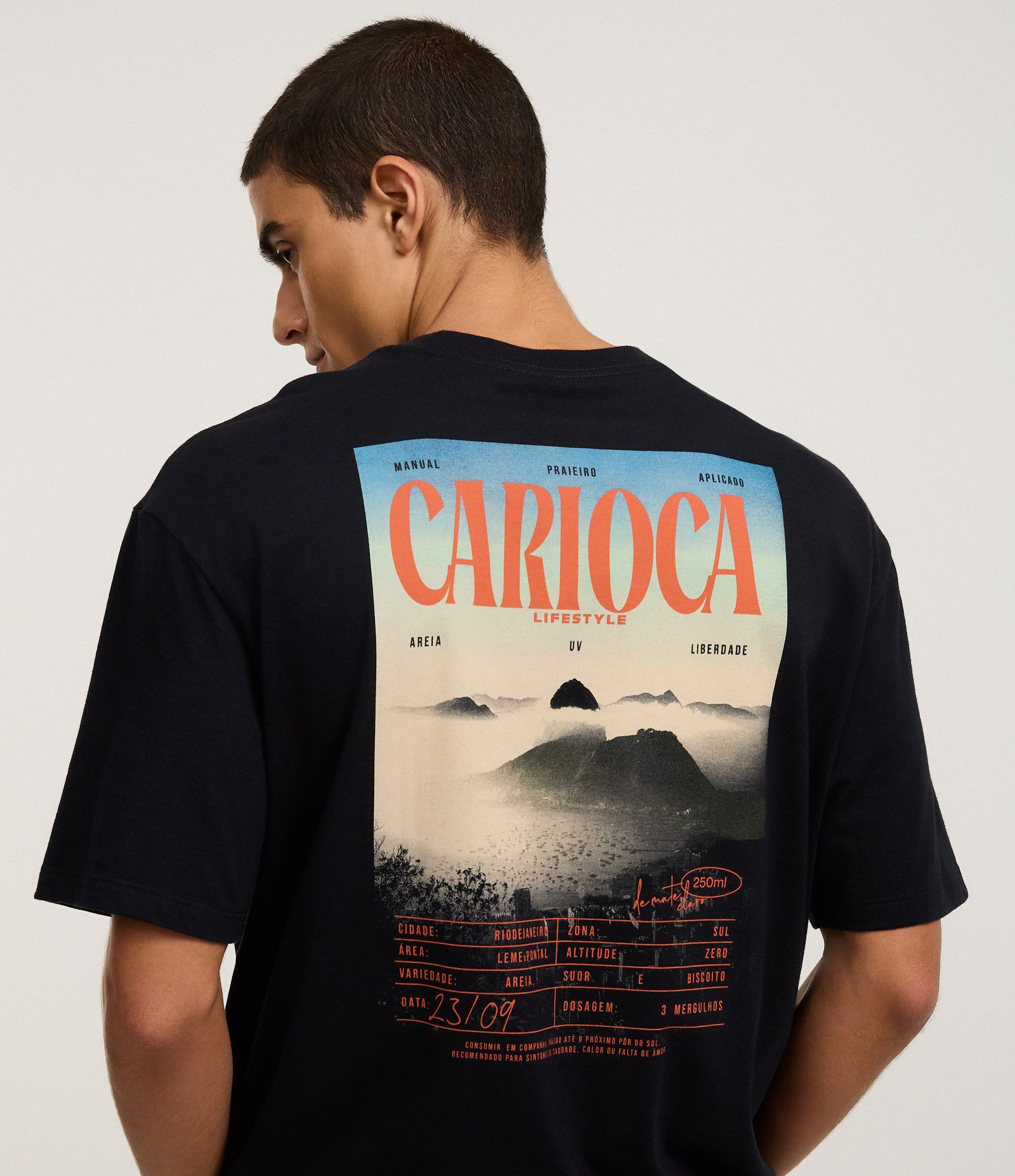 Camiseta Relaxed em Algodão com Estampa de Praia Carioca Preto 1