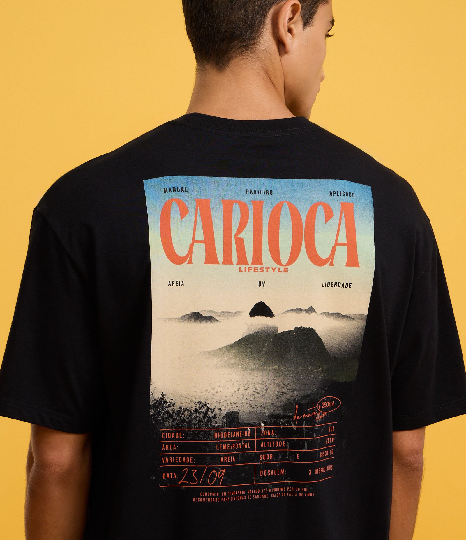 Camiseta Relaxed em Algodão com Estampa de Praia Carioca Preto 4