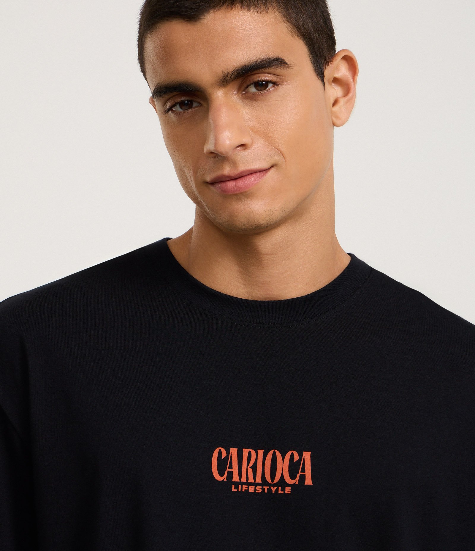 Camiseta Relaxed em Algodão com Estampa de Praia Carioca Preto 5