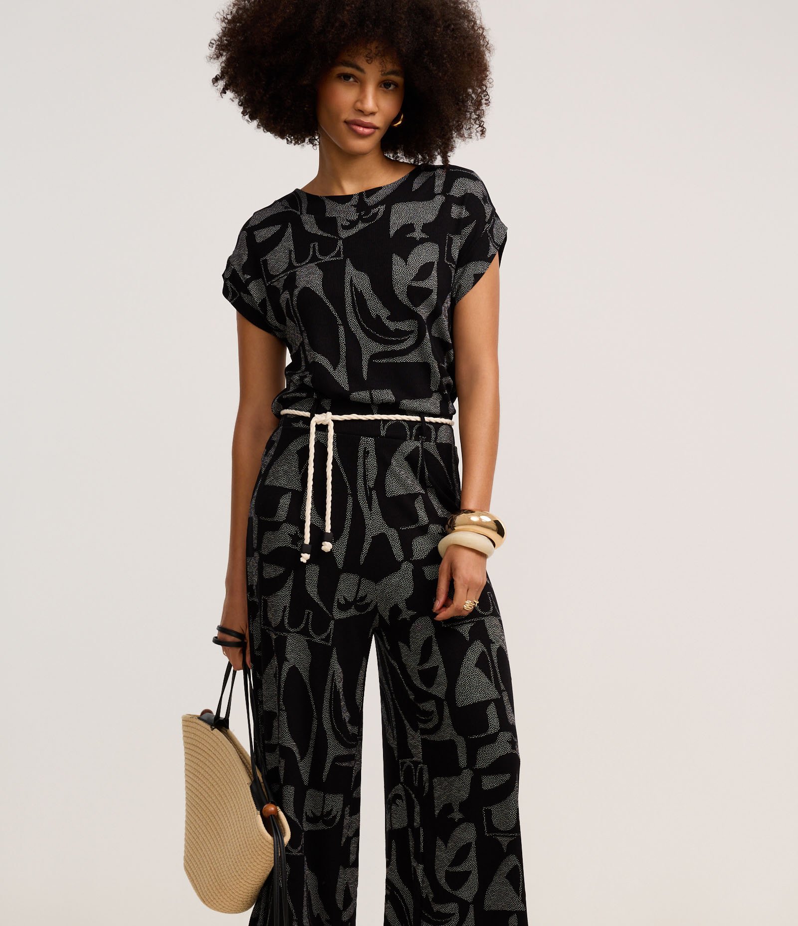 Calça Reta Canelada em Viscose com Cinto Corda e Estampa Abstrata Preto 2