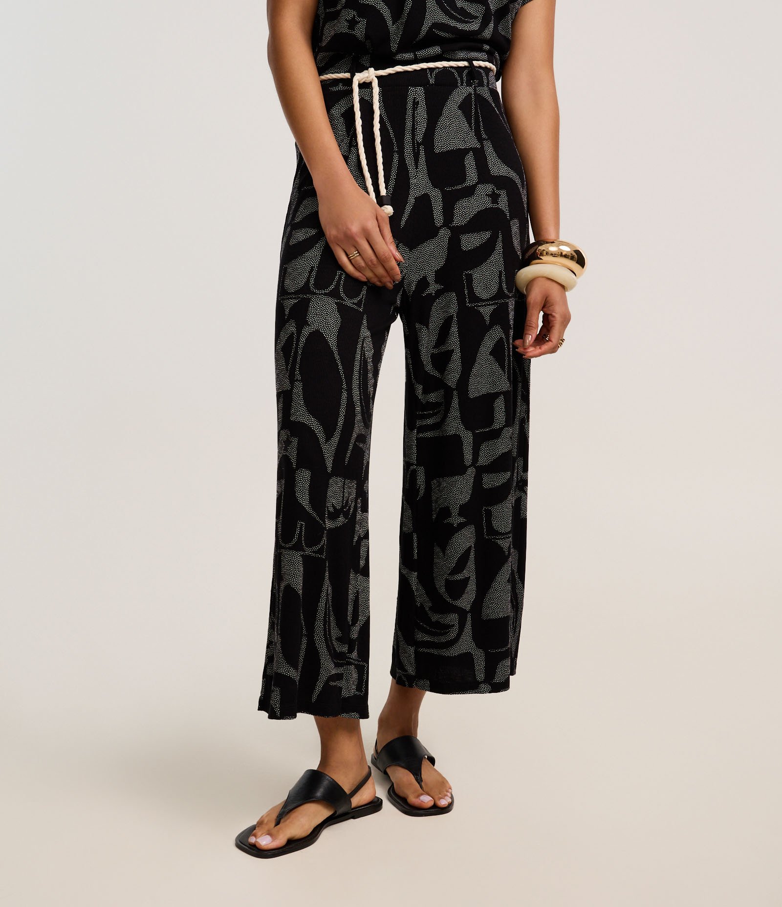 Calça Reta Canelada em Viscose com Cinto Corda e Estampa Abstrata Preto 3